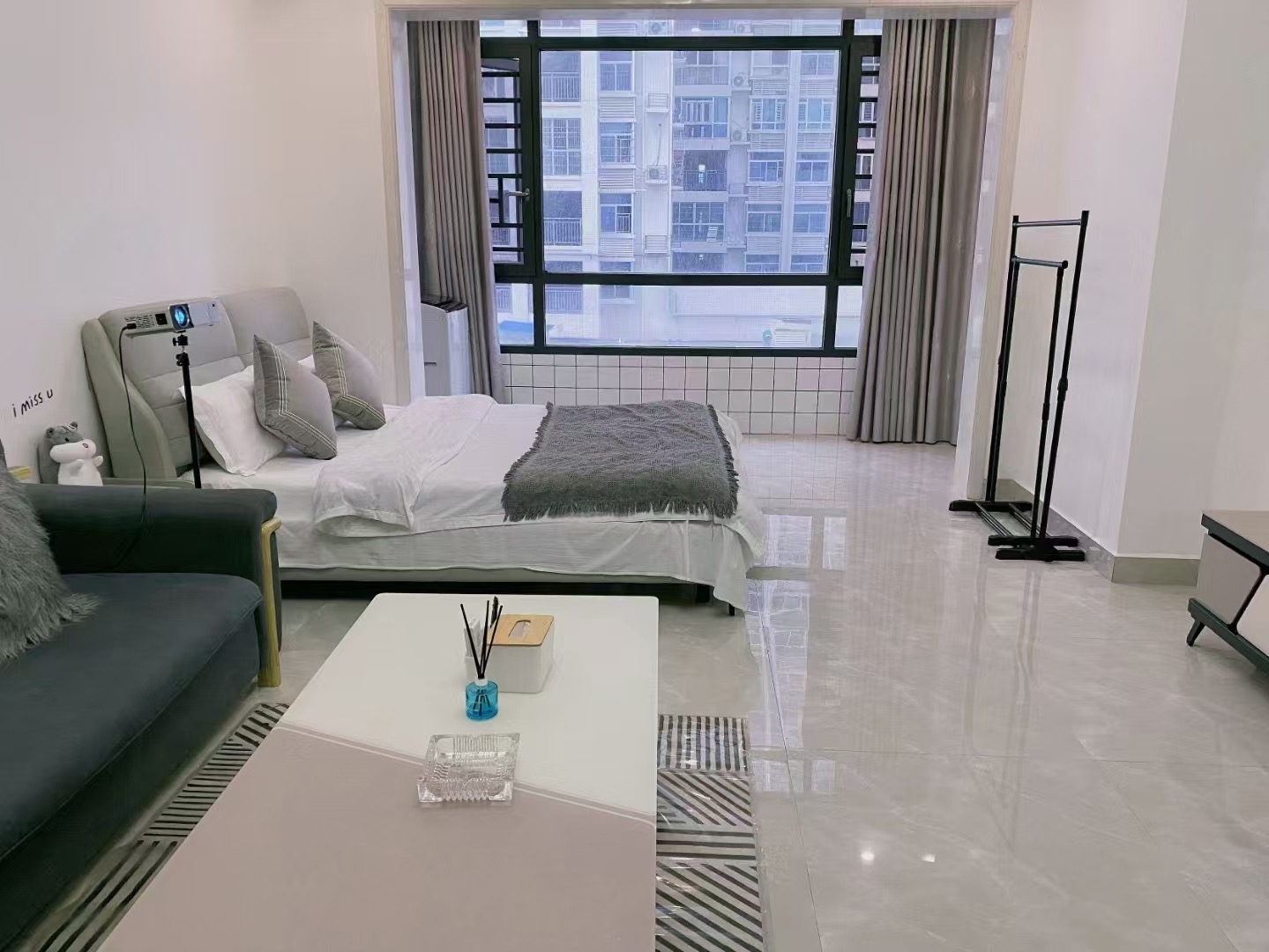 华南城市广场  1室1厅1卫    1600.0元/月 华南城市广场  1室1厅1卫    1600.0元/月室内图