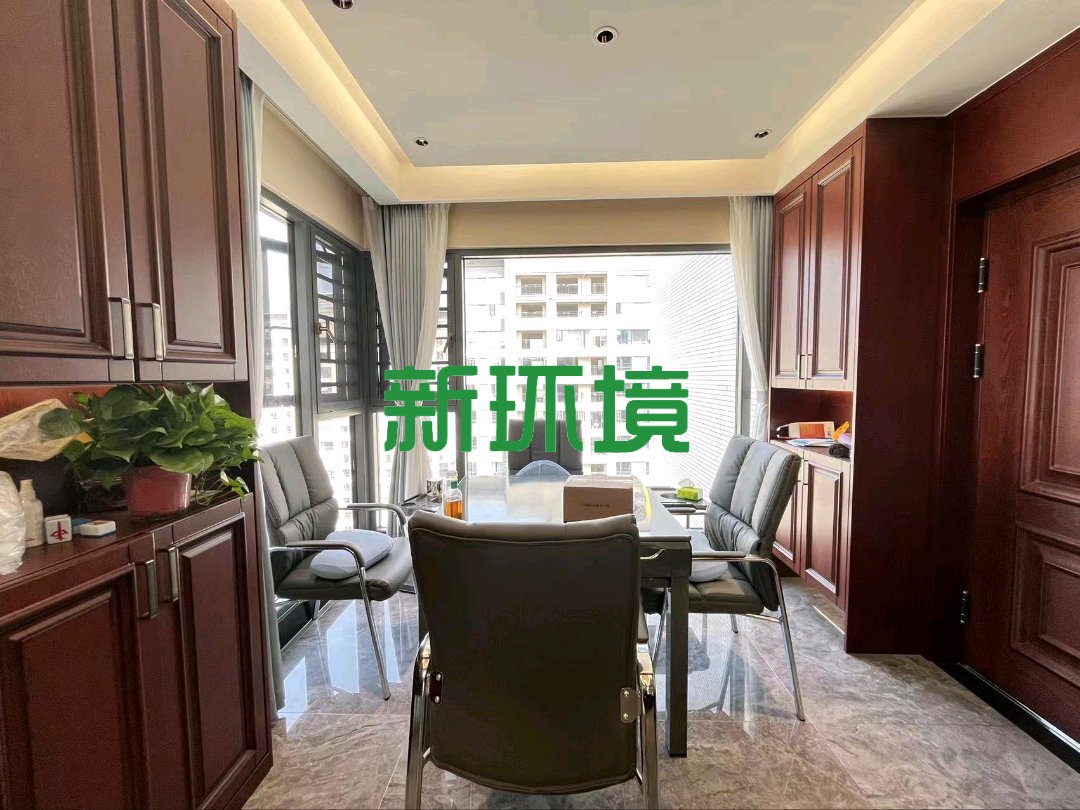 东岳新外滩  4室2厅2卫   138.00万客厅