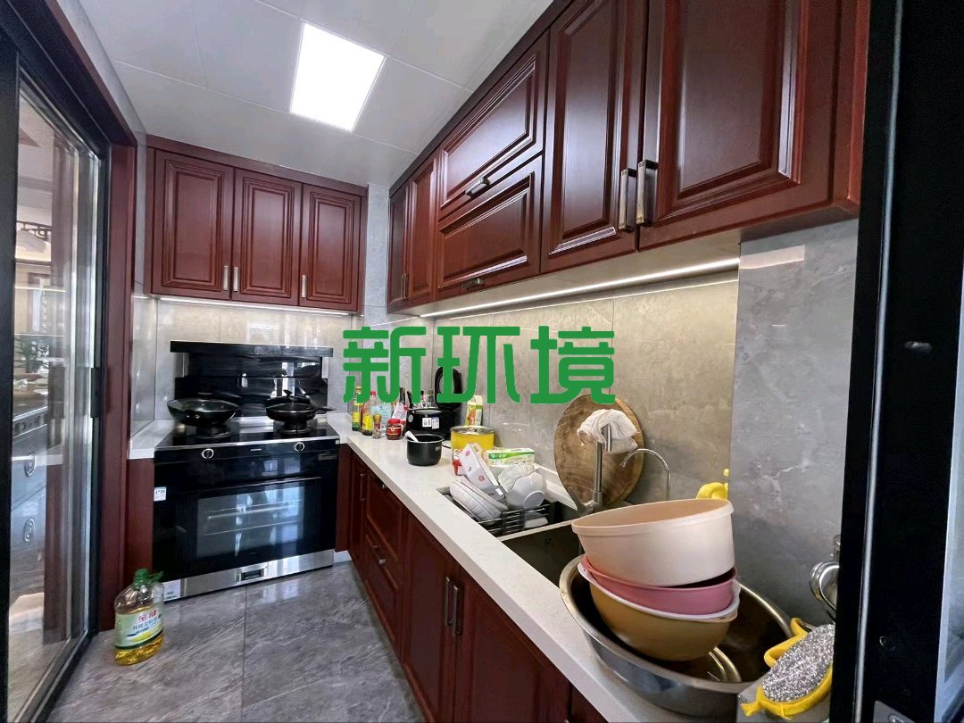 东岳新外滩  4室2厅2卫   138.00万客厅