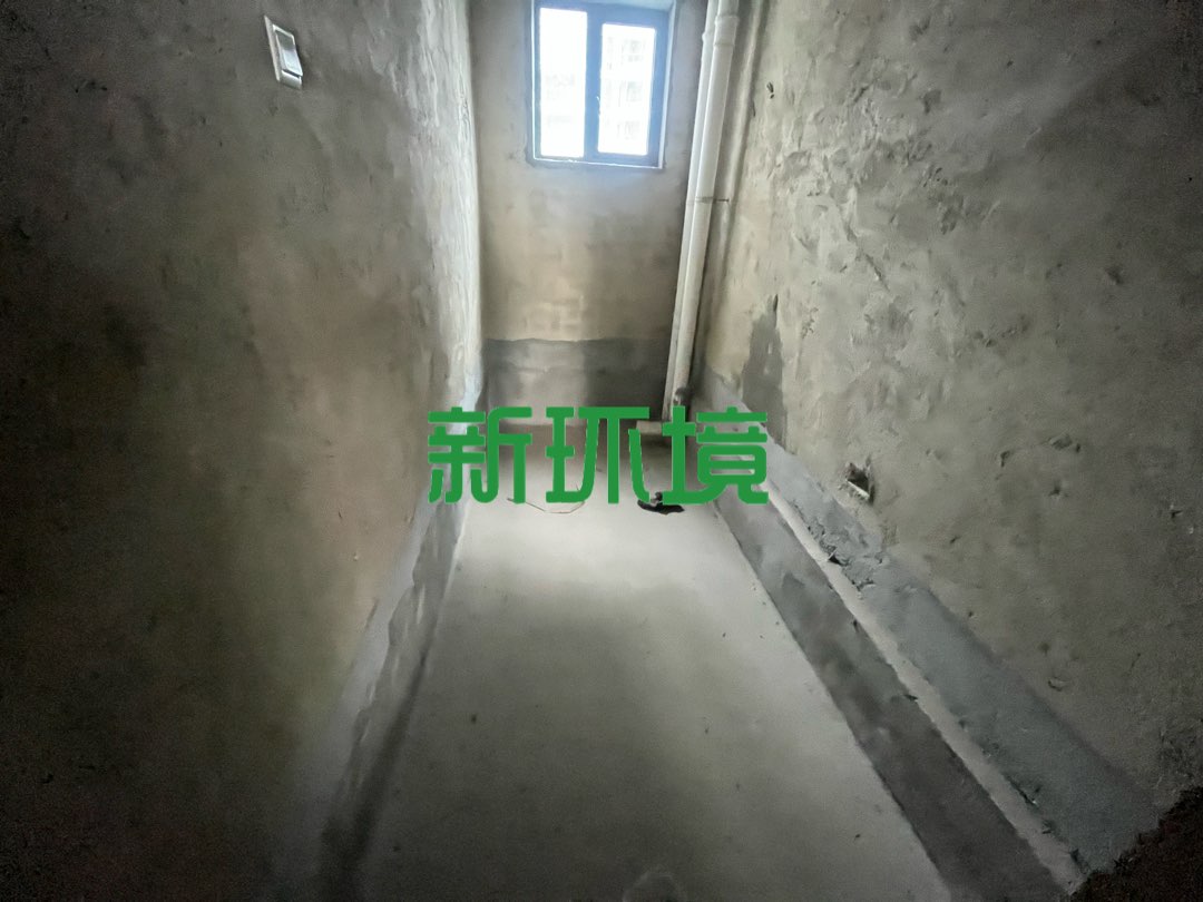 东方明珠  5室2厅2卫   71.00万客厅