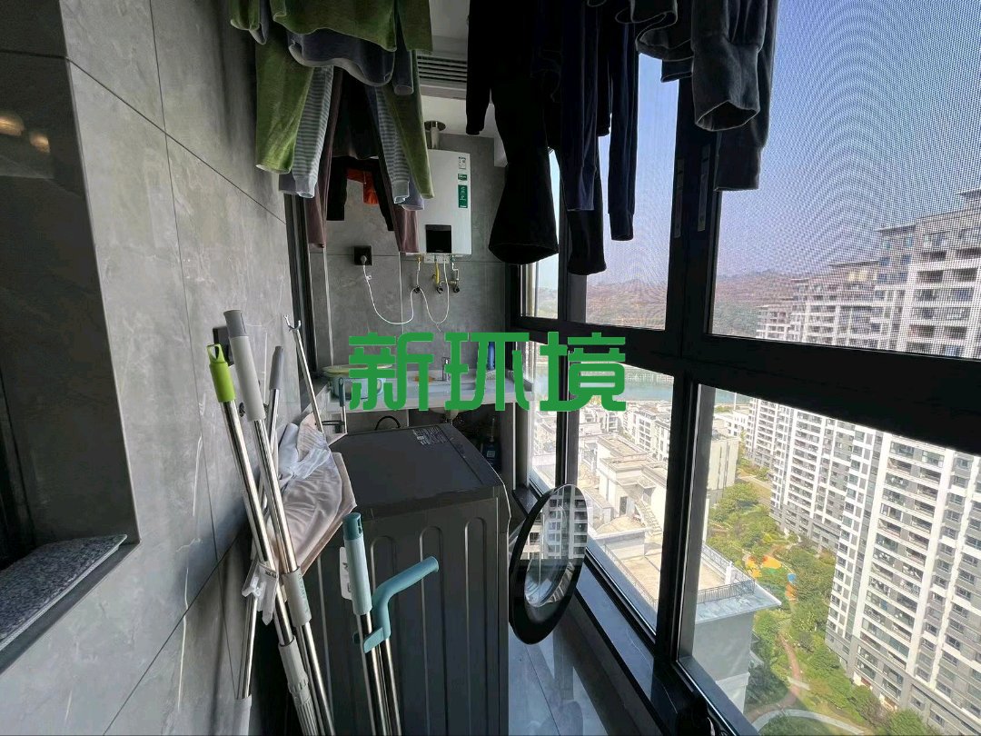 东岳新外滩  4室2厅2卫   138.00万客厅