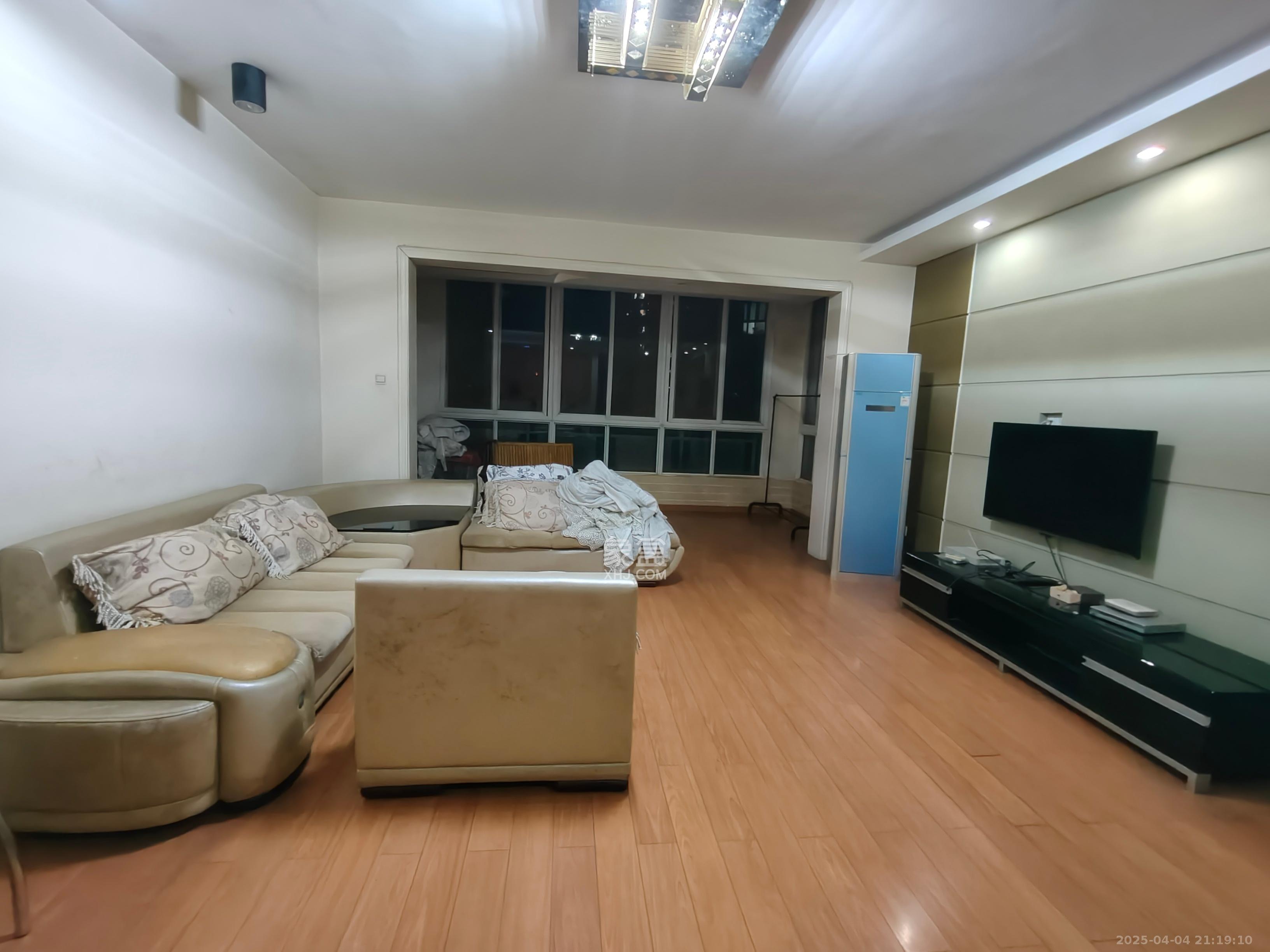 中建桂苑  3室2厅2卫   2000.00元/月