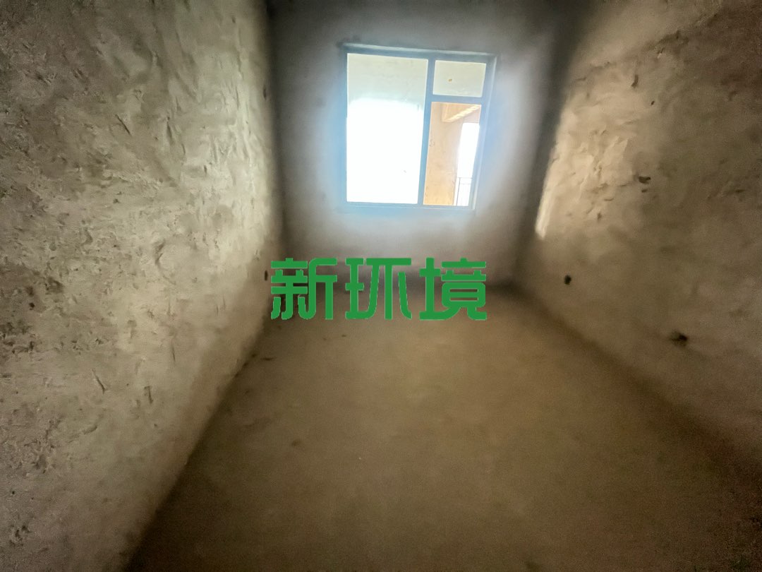 东方明珠  5室2厅2卫   71.00万客厅