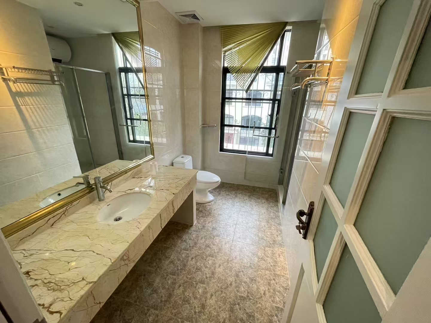 翡翠水城联排别墅  5室2厅3卫    390.0万 翡翠水城联排别墅  5室2厅3卫    390.0万室内图