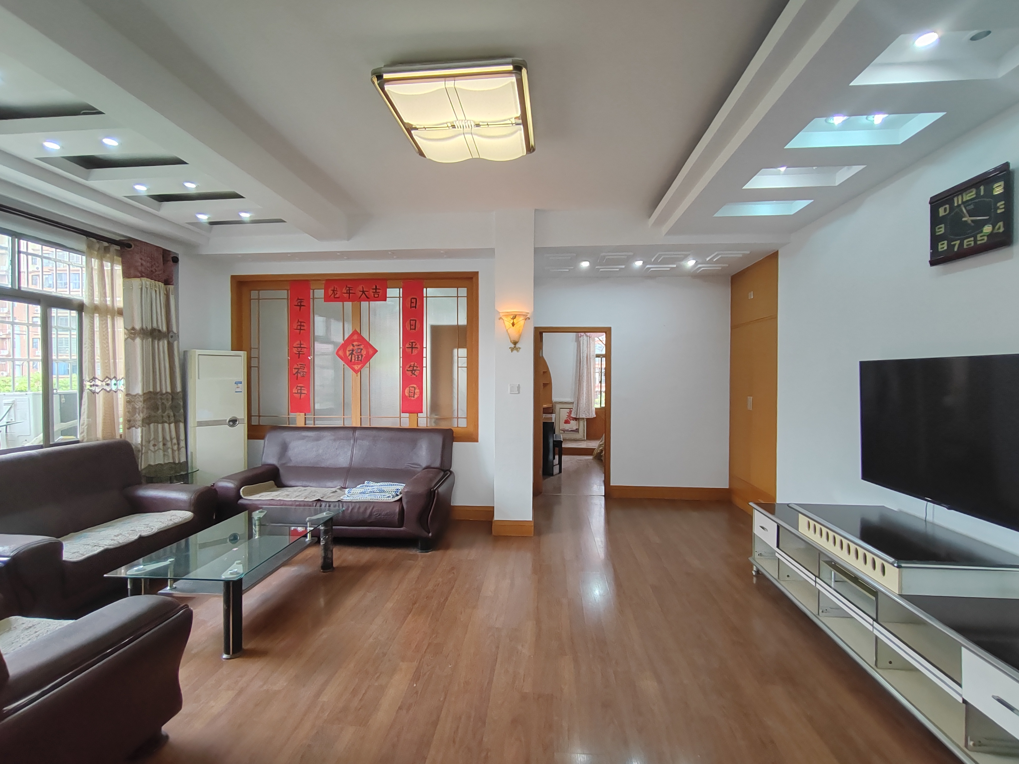 娄星区散盘 3室2厅2卫 41.8万 娄星区散盘 3室2厅2卫 41.8万客厅