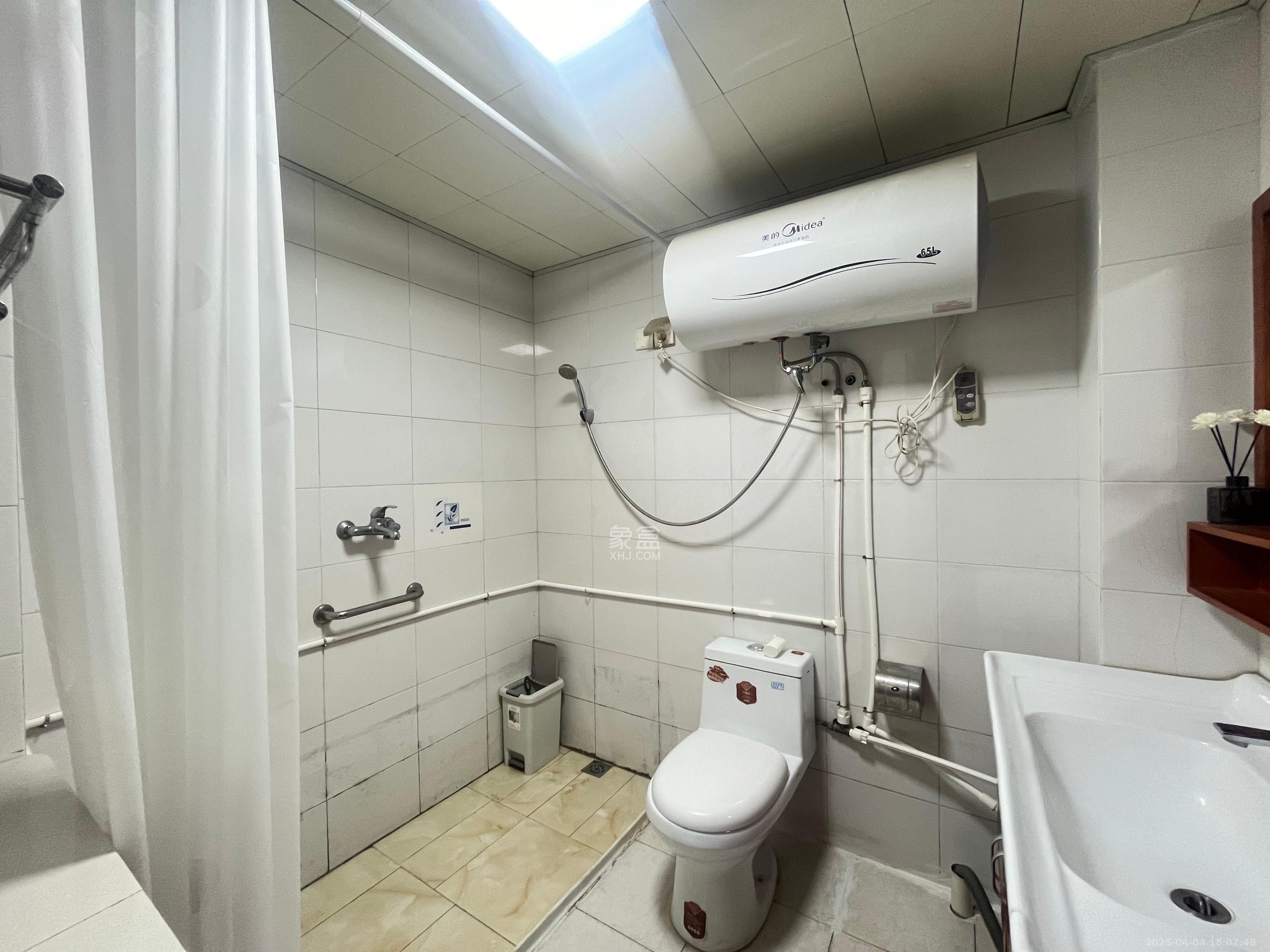 恩瑞麓山名园(龙王港小区) 3室2厅2卫 2500.0元/月 恩瑞麓山名园(龙王港小区) 3室2厅2卫 2500.0元/月室内图