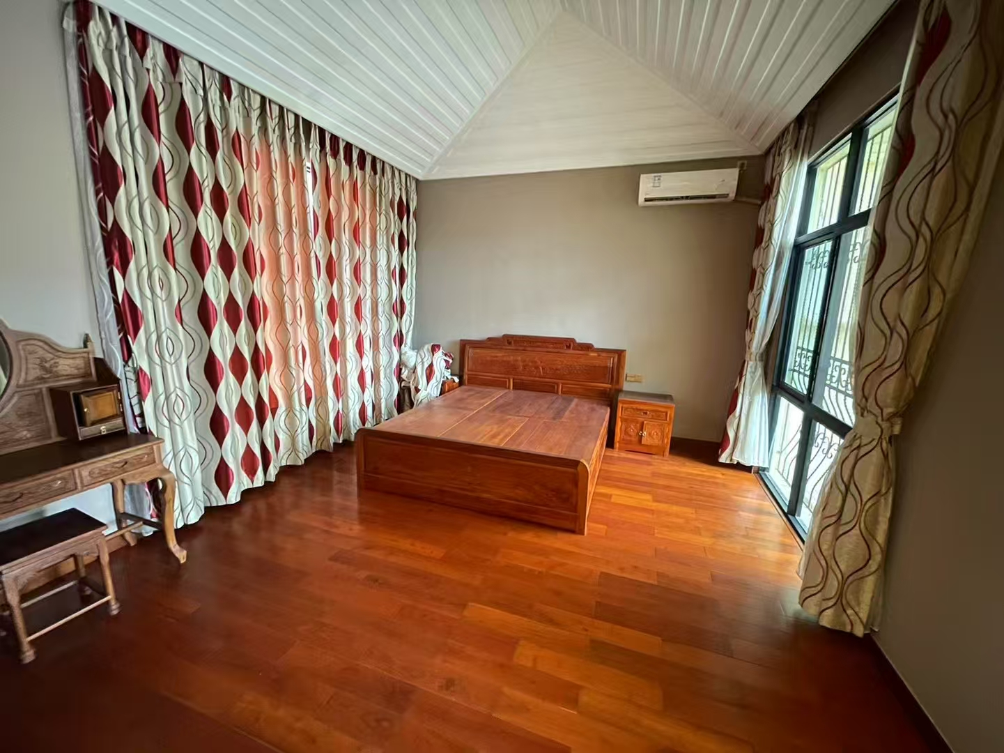 翡翠水城联排别墅  5室2厅3卫    390.0万 翡翠水城联排别墅  5室2厅3卫    390.0万室内图