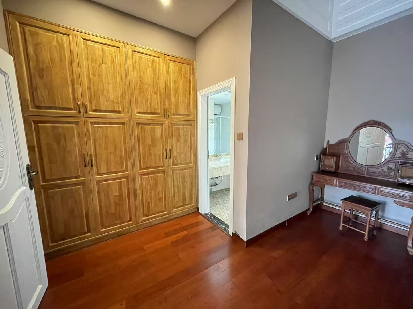 翡翠水城联排别墅  5室2厅3卫    390.0万 翡翠水城联排别墅  5室2厅3卫    390.0万室内图