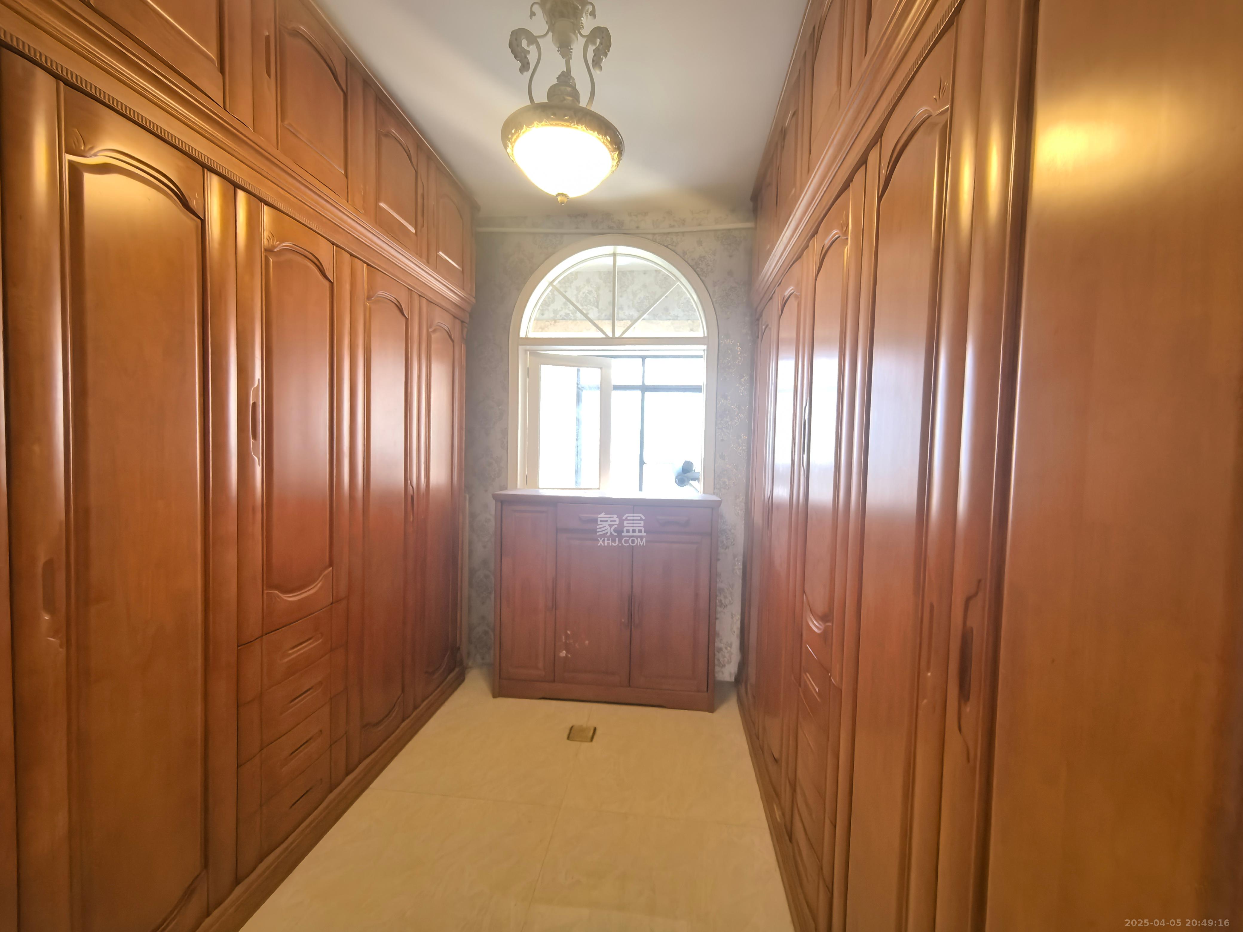 华润凤凰城三期 4室2厅2卫 3300.0元/月 华润凤凰城三期 4室2厅2卫 3300.0元/月室内图