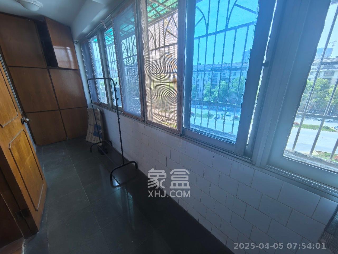 望岳村  3室2厅1卫   1900.00元/月室内图