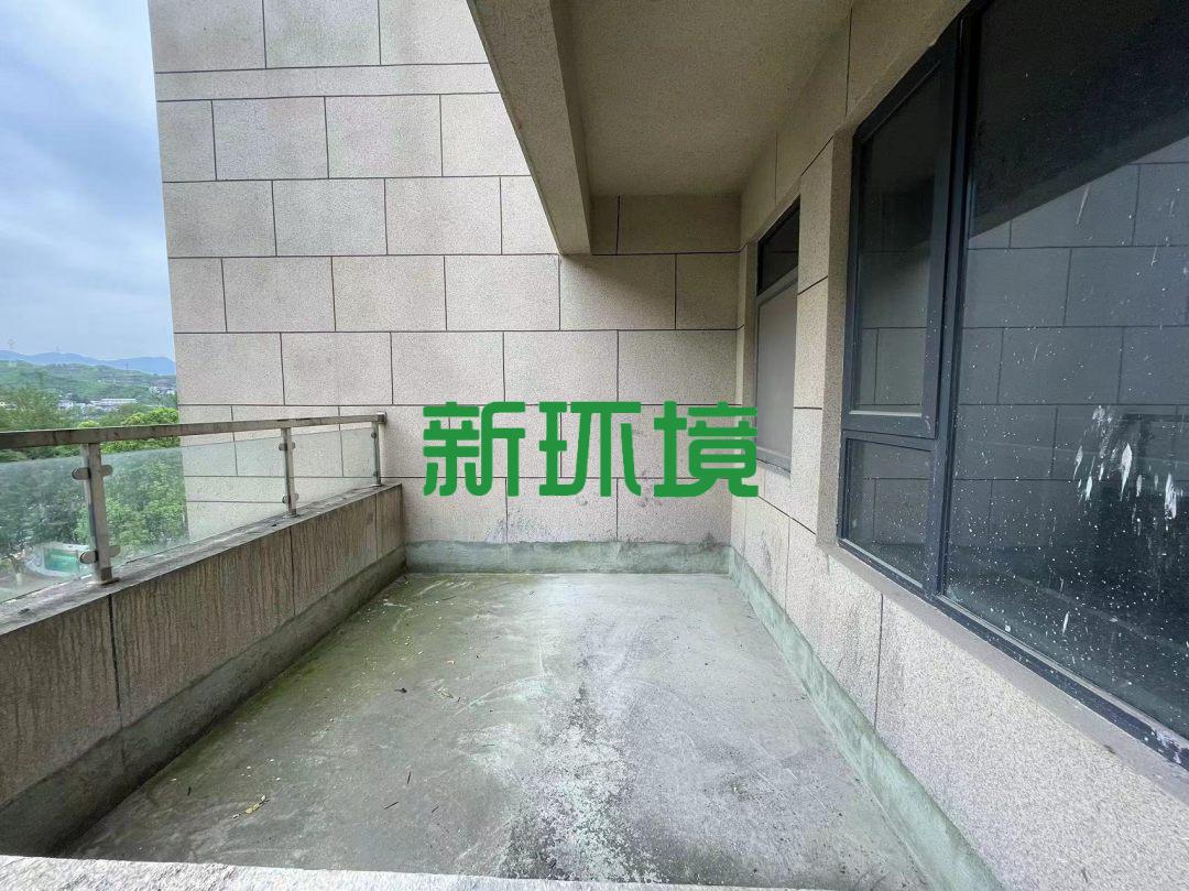昊天珑璟湾  4室2厅2卫   110.00万客厅
