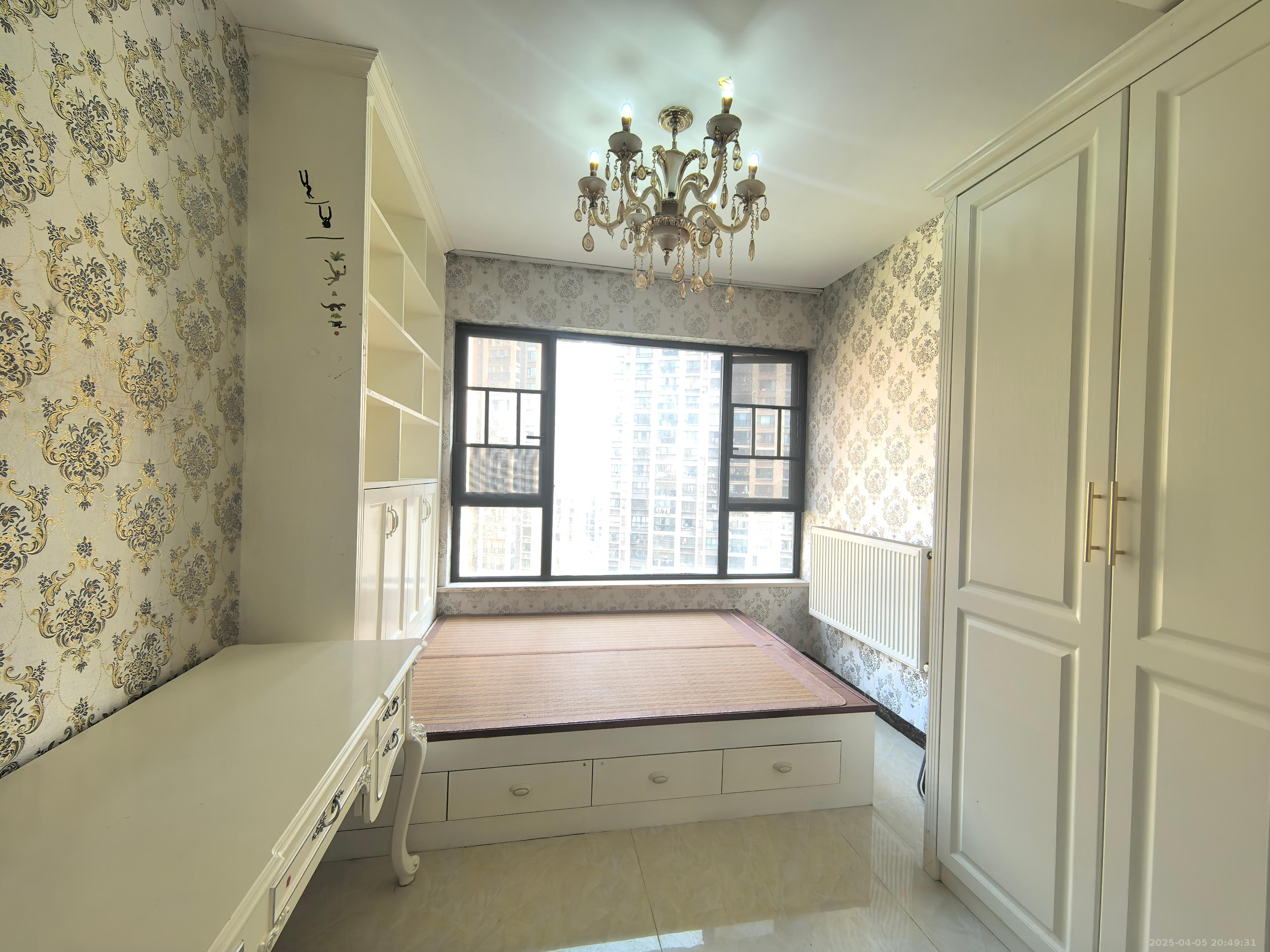 华润凤凰城三期 4室2厅2卫 3300.0元/月 华润凤凰城三期 4室2厅2卫 3300.0元/月室内图