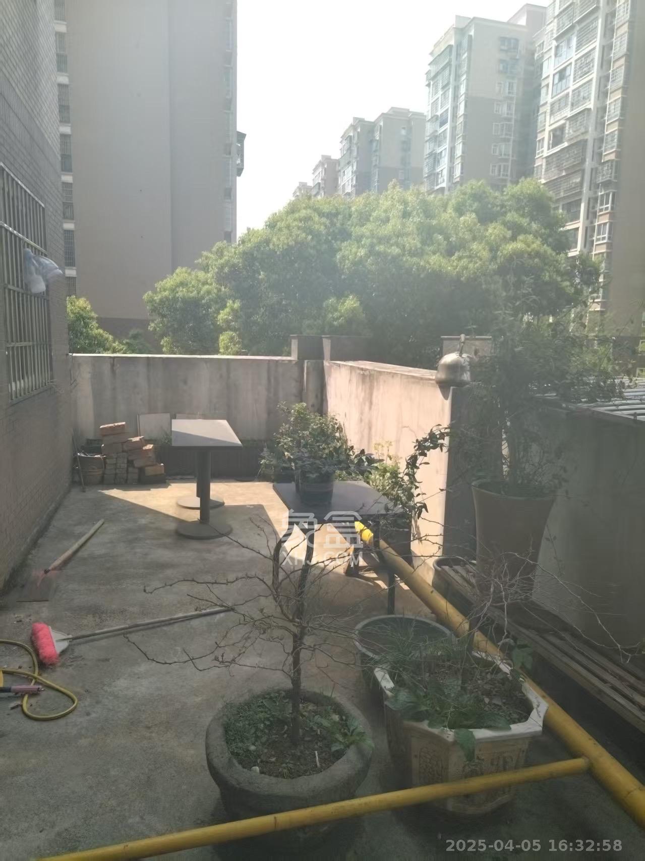 和馨园  4室2厅2卫   2450.00元/月室内图
