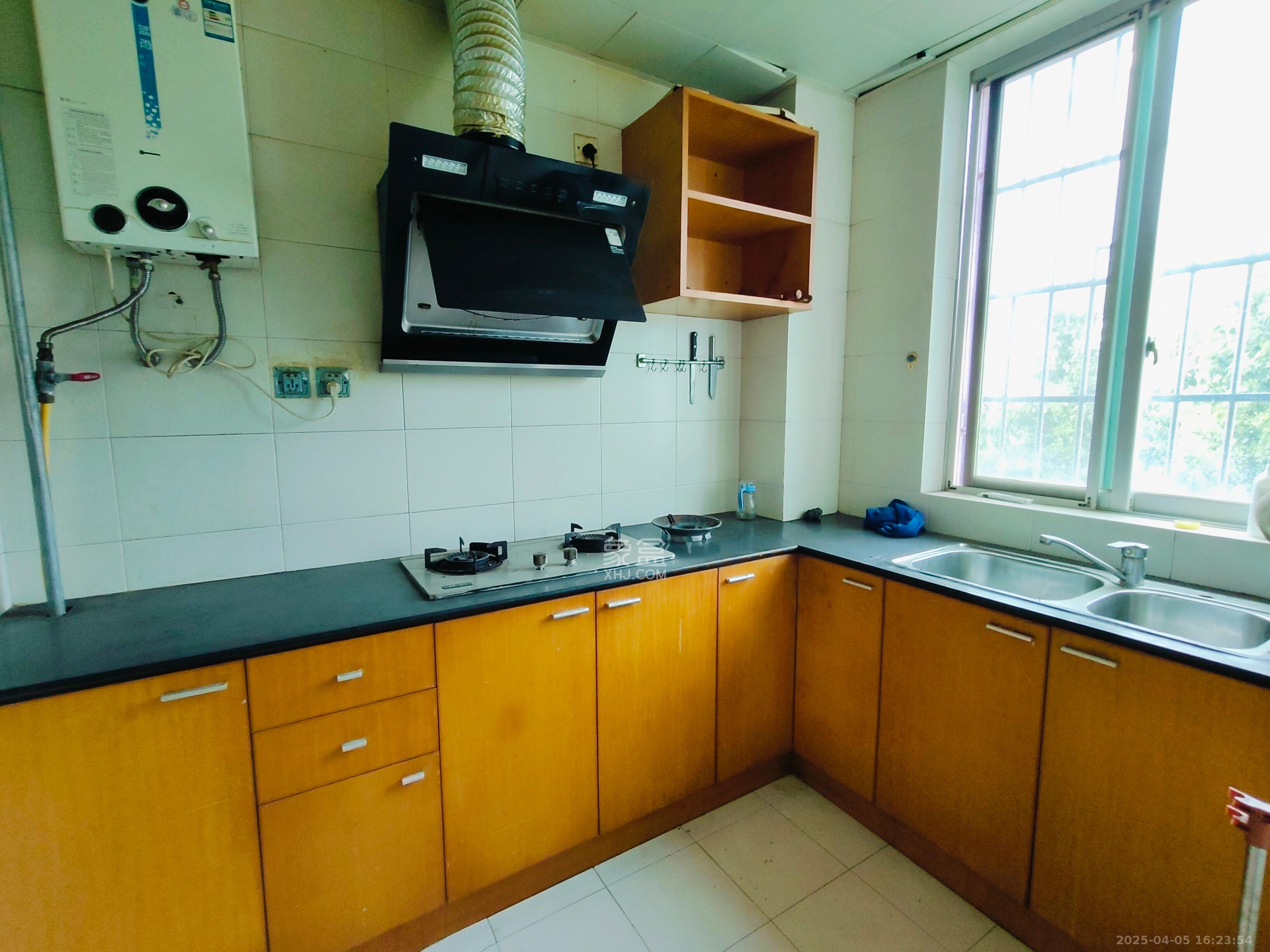 中南汽车世界 3室2厅1卫 1100.0元/月 中南汽车世界 3室2厅1卫 1100.0元/月室内图