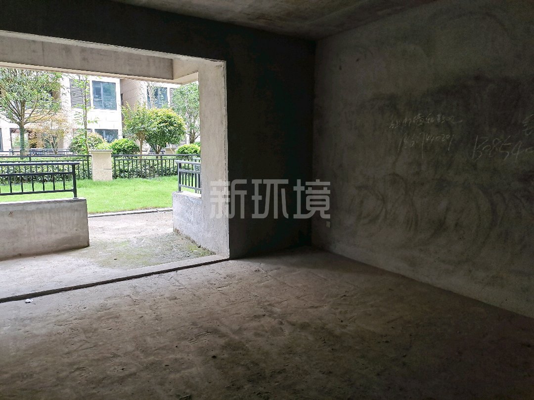 昊天珑璟湾  4室2厅2卫   146.80万客厅