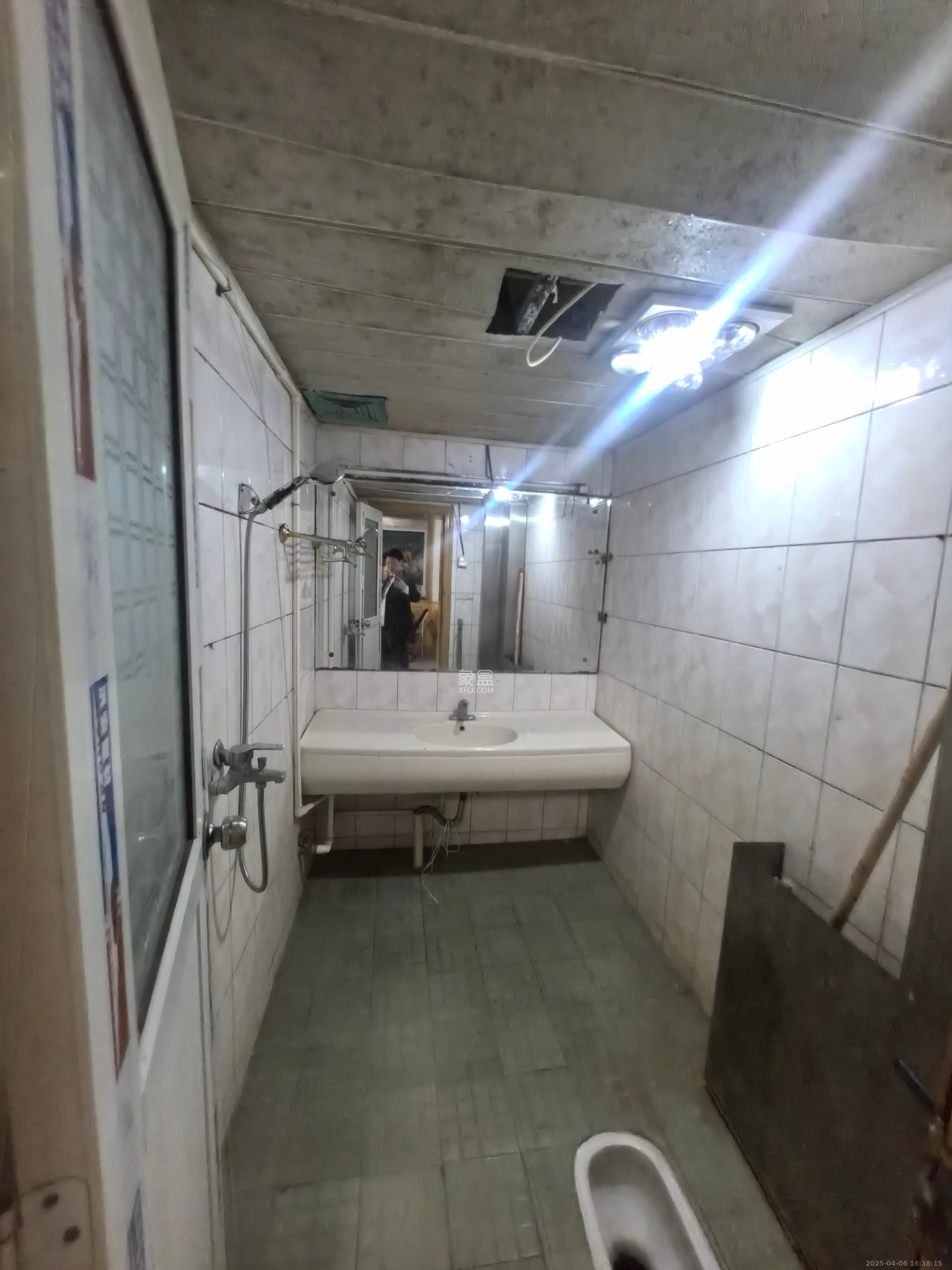 市建委宿舍  3室2厅2卫    2200.0元/月室内图