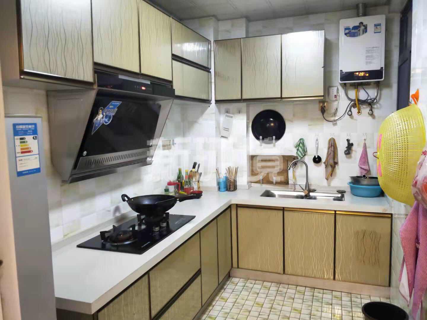 丽景天下一期  3室2厅2卫   78.00万客厅
