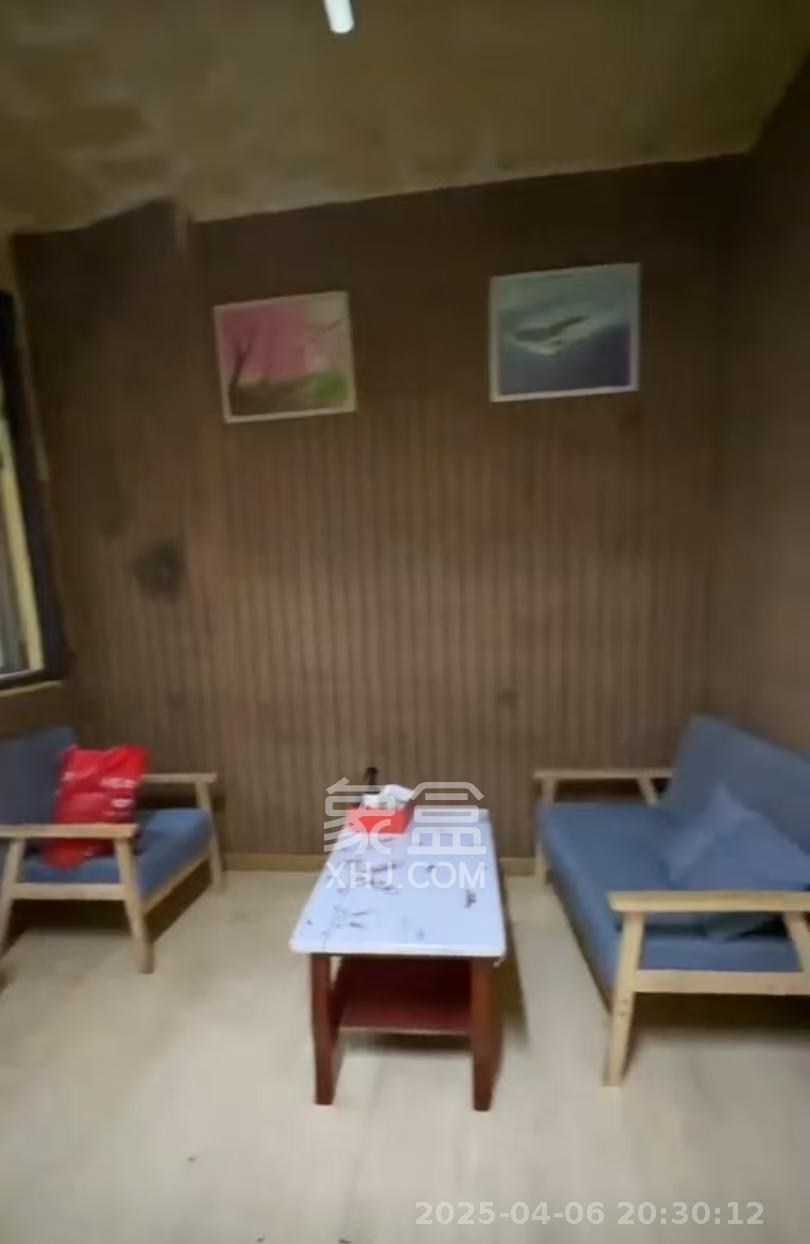 油铺街社区人造板厂宿舍  2室1厅1卫    1300.0元/月 油铺街社区人造板厂宿舍  2室1厅1卫    1300.0元/月室内图
