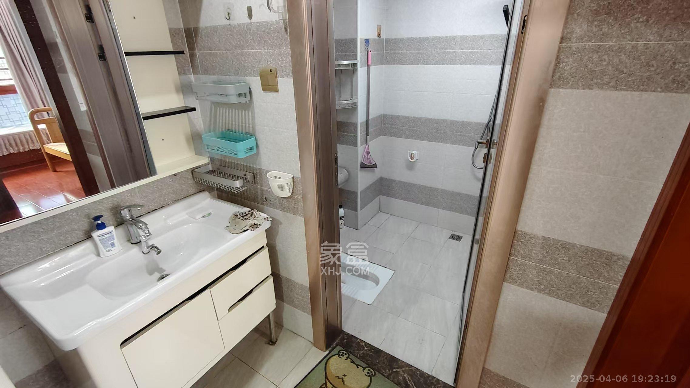 绿地之窗  2室1厅1卫    2000.0元/月室内图