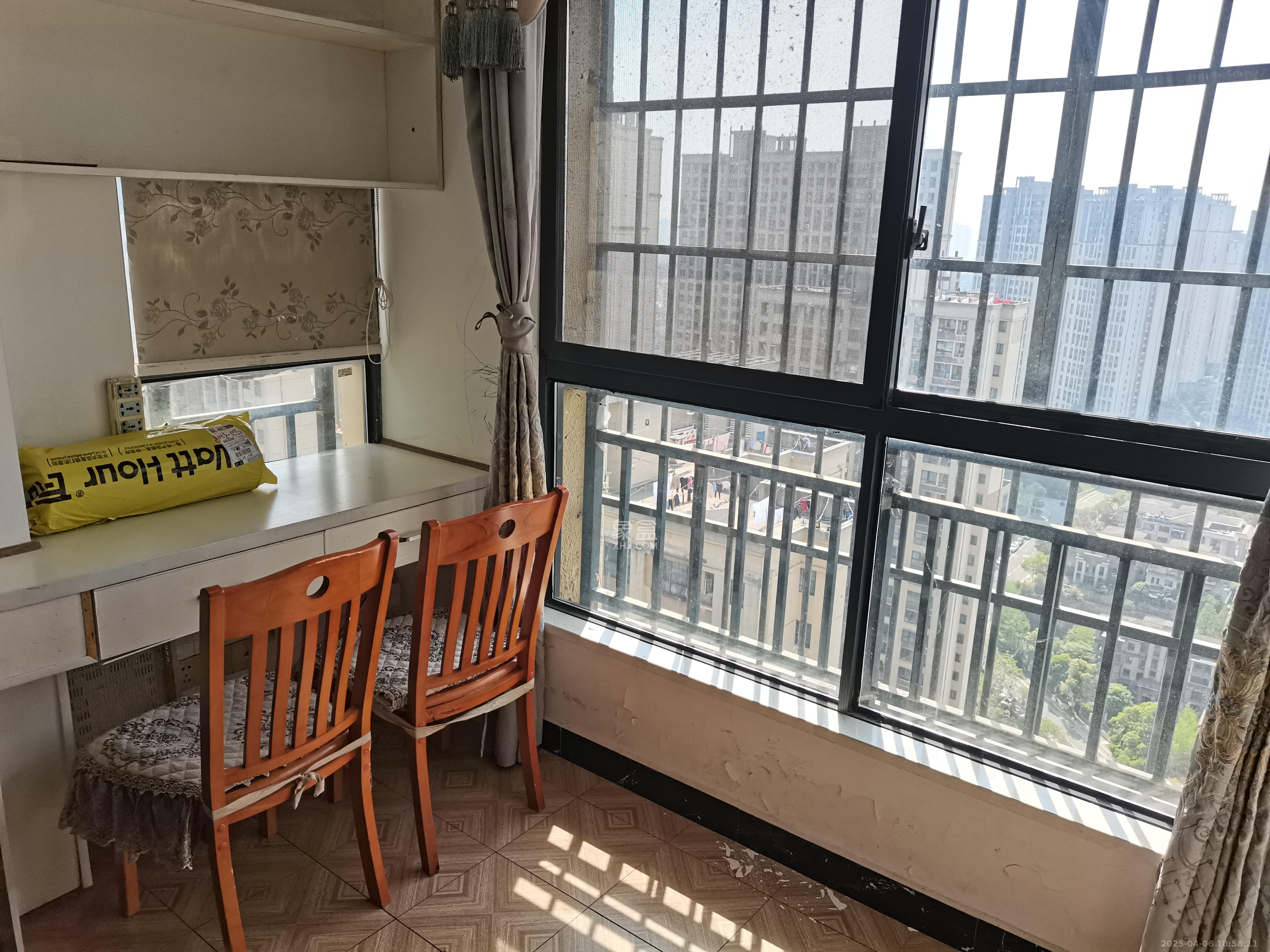 天麓尚层  3室2厅1卫   2100.00元/月室内图
