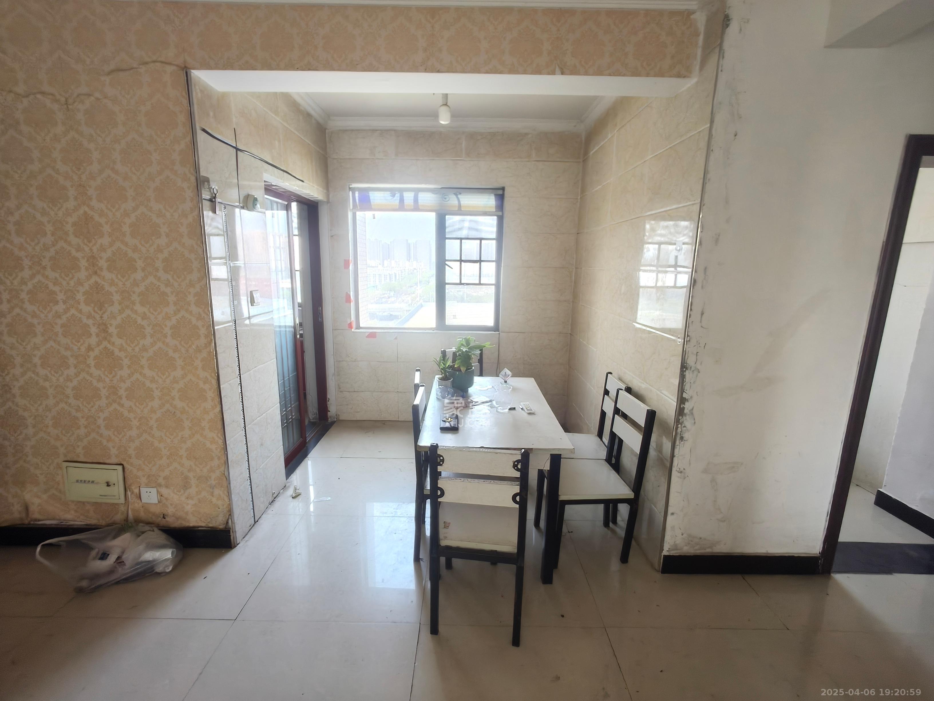 中国铁建国际城一期  2室1厅1卫    1300.0元/月 中国铁建国际城一期  2室1厅1卫    1300.0元/月室内图