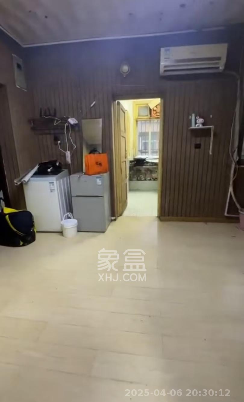 油铺街社区人造板厂宿舍  2室1厅1卫    1300.0元/月 油铺街社区人造板厂宿舍  2室1厅1卫    1300.0元/月室内图