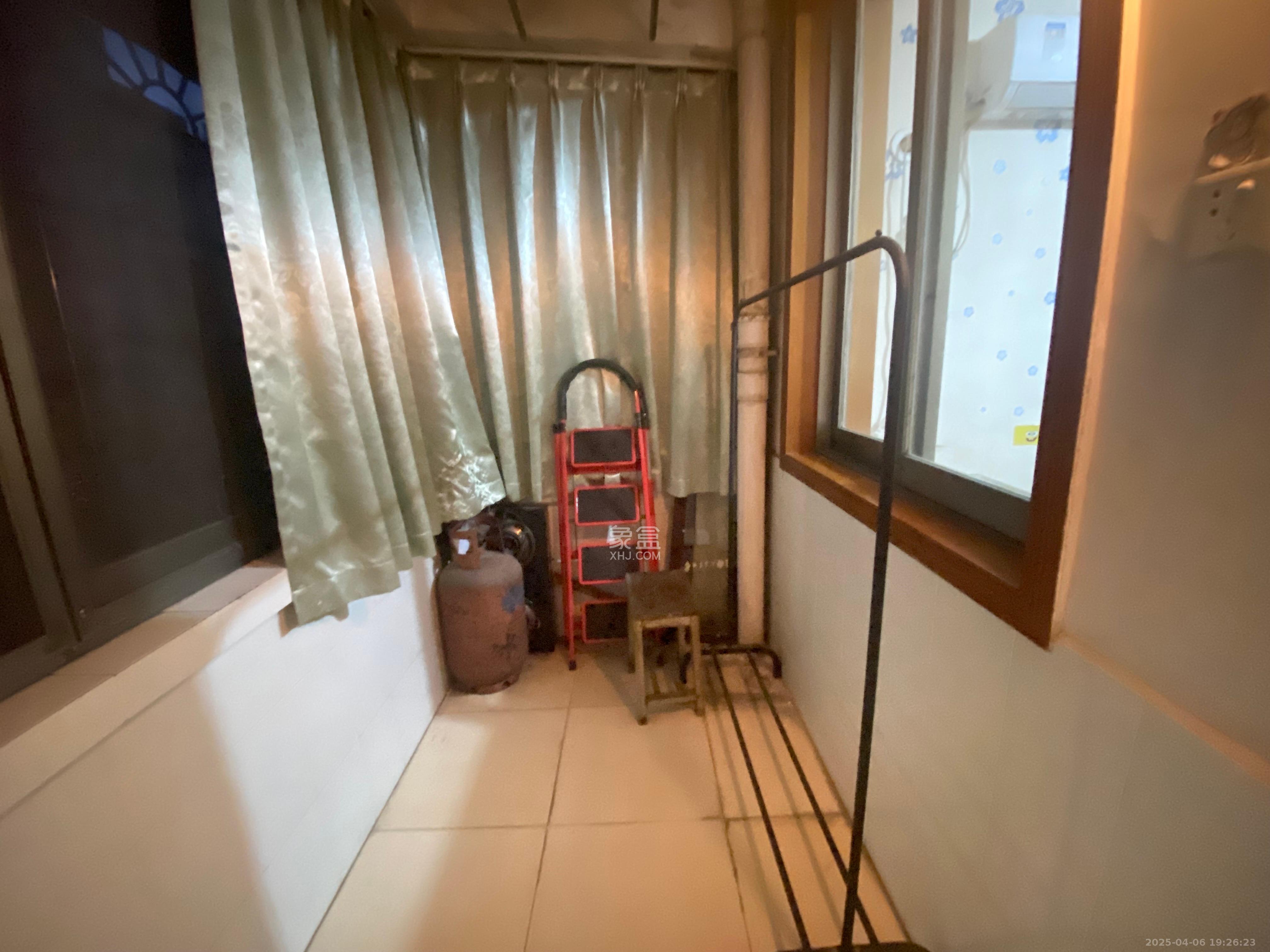 向东园社区(国税局宿舍) 3室2厅1卫 2000.0元/月 向东园社区(国税局宿舍) 3室2厅1卫 2000.0元/月室内图