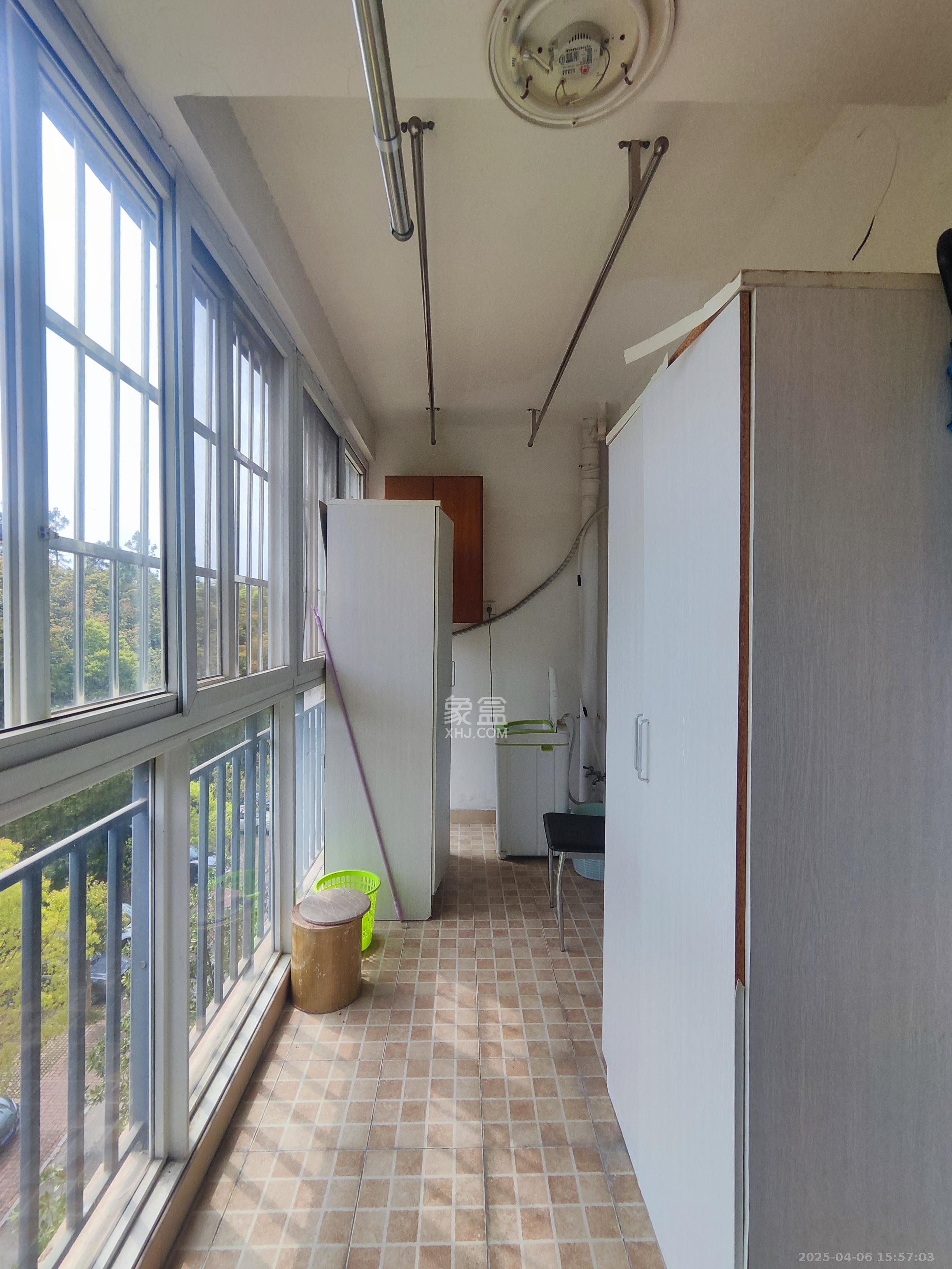 学府华庭  3室2厅2卫   1800.00元/月室内图