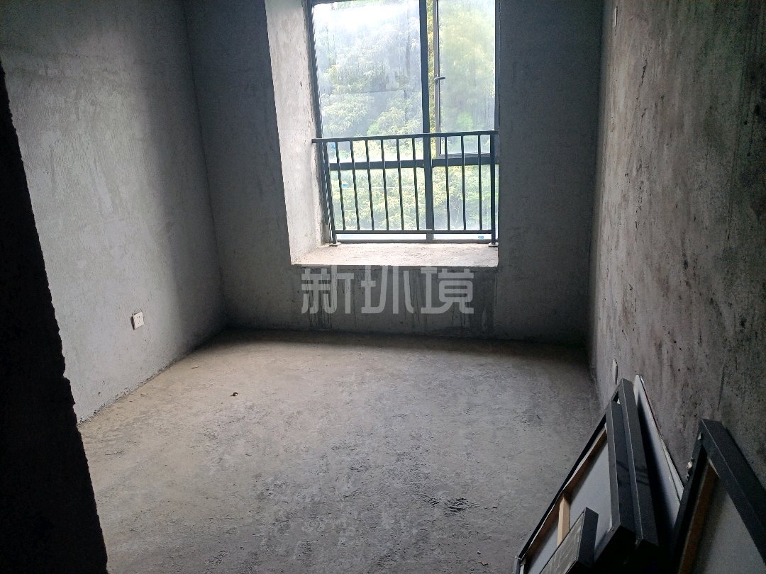 栗源小区  4室2厅2卫   76.80万客厅