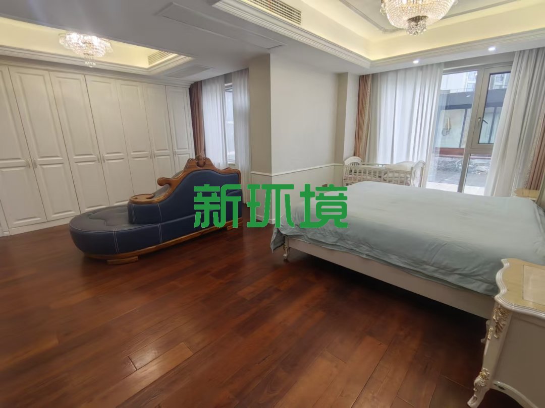 丽景天下二期  5室2厅2卫   205.00万客厅