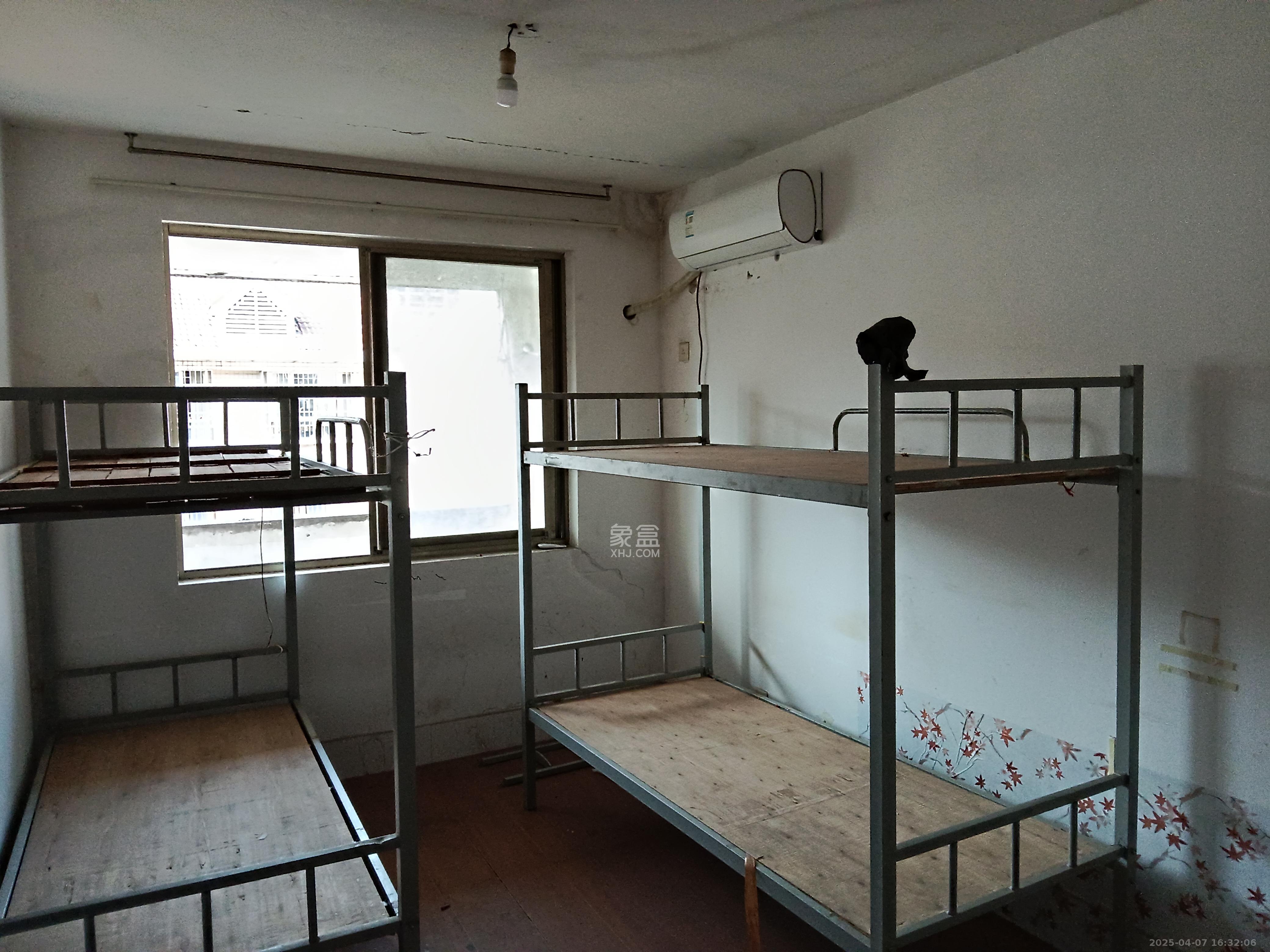 新悦家园  4室2厅2卫   1700.00元/月室内图