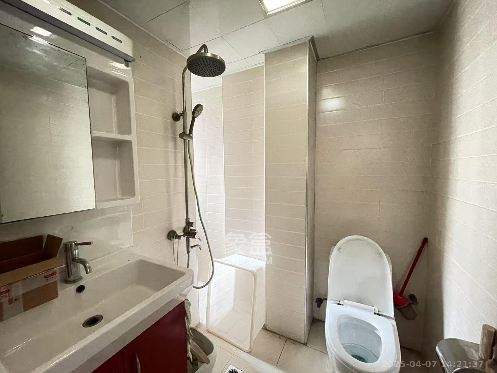 山水华景 3室2厅2卫 2500.0元/月 山水华景 3室2厅2卫 2500.0元/月室内图