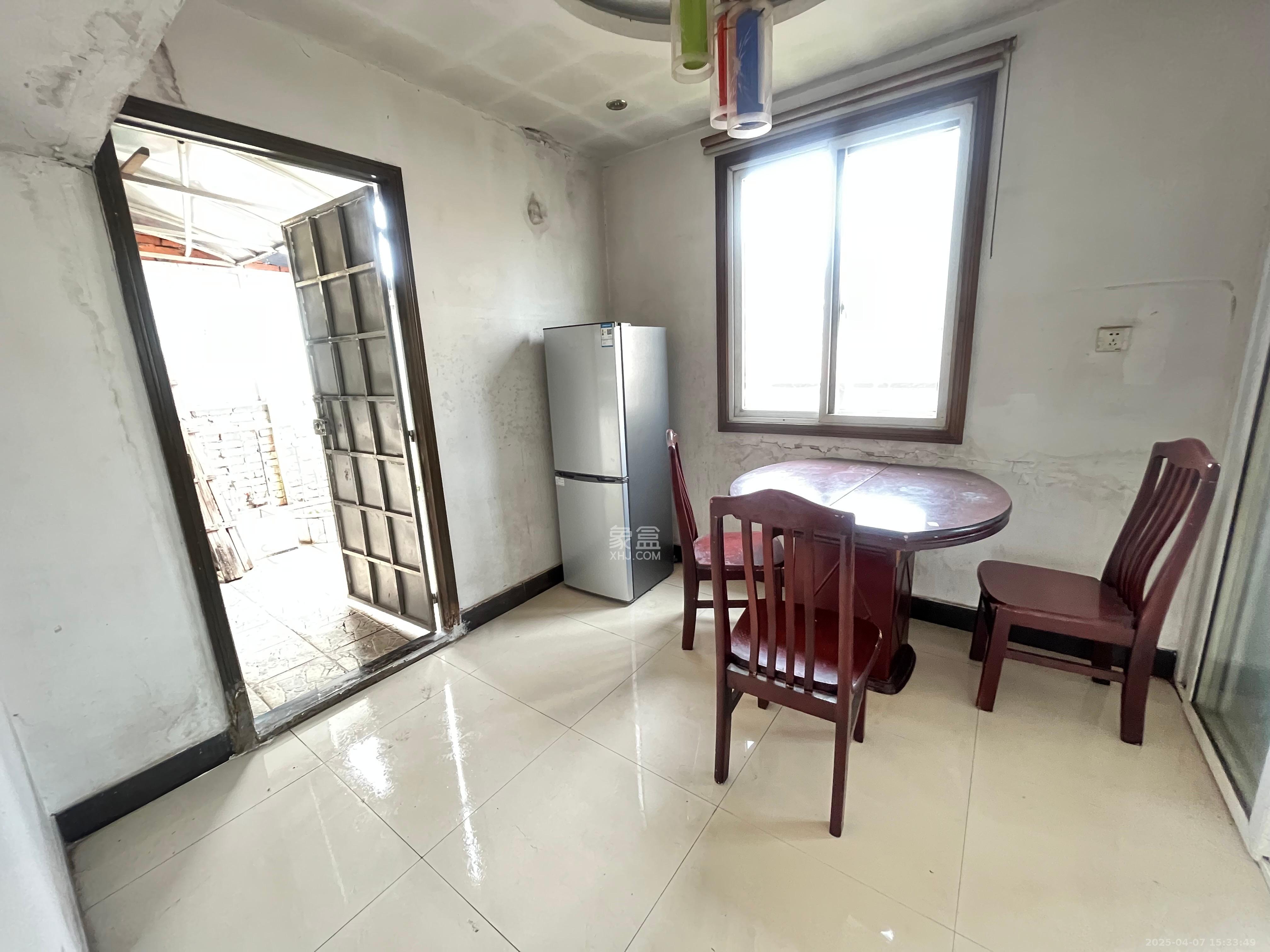 新桥小区 3室2厅1卫 1200.0元/月 新桥小区 3室2厅1卫 1200.0元/月室内图