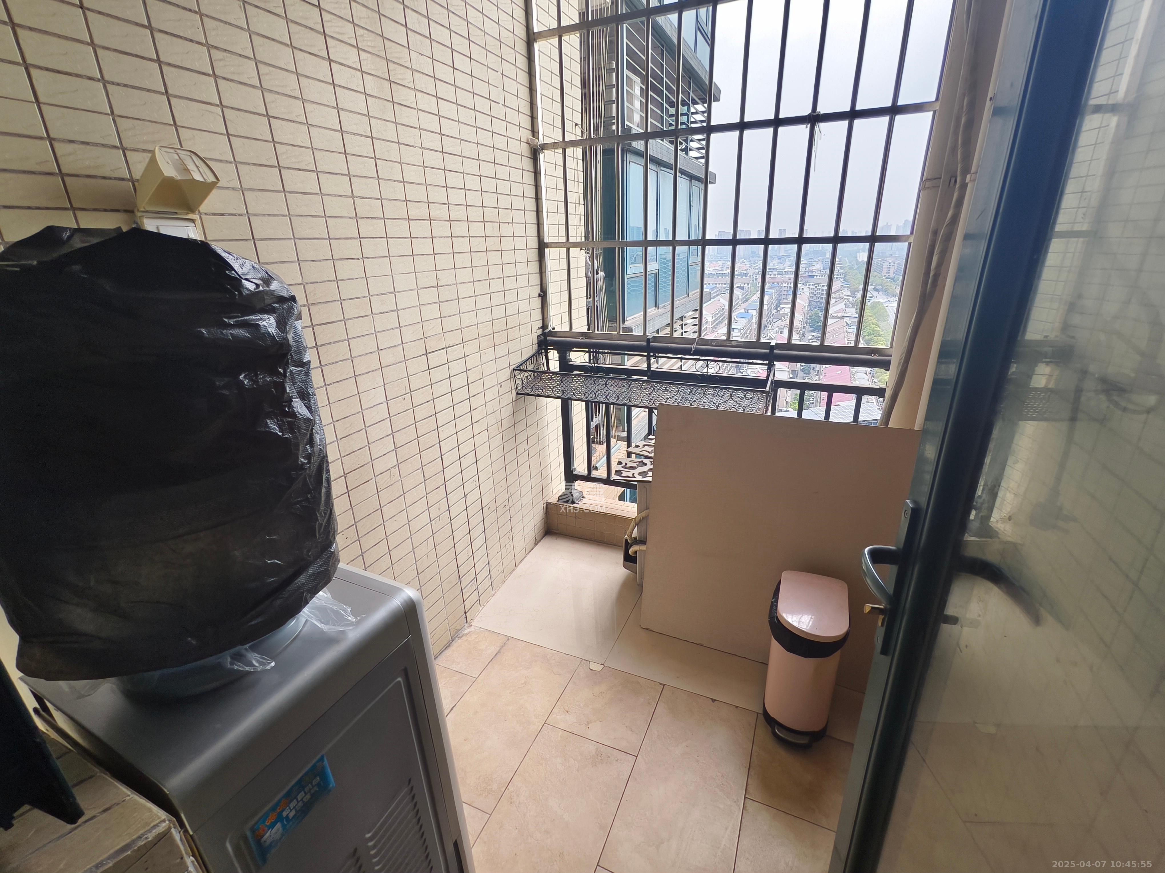 恒大翡翠华庭  3室2厅1卫   2200.00元/月室内图