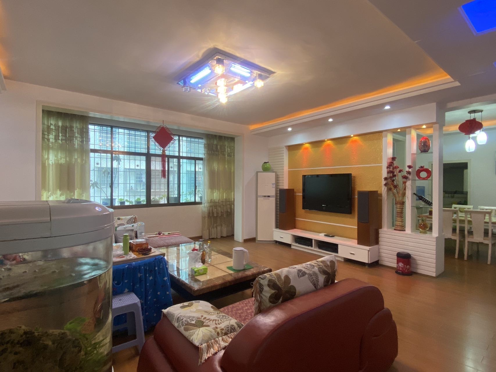 国税局家属院  4室2厅2卫    82.8万 国税局家属院  4室2厅2卫    82.8万客厅