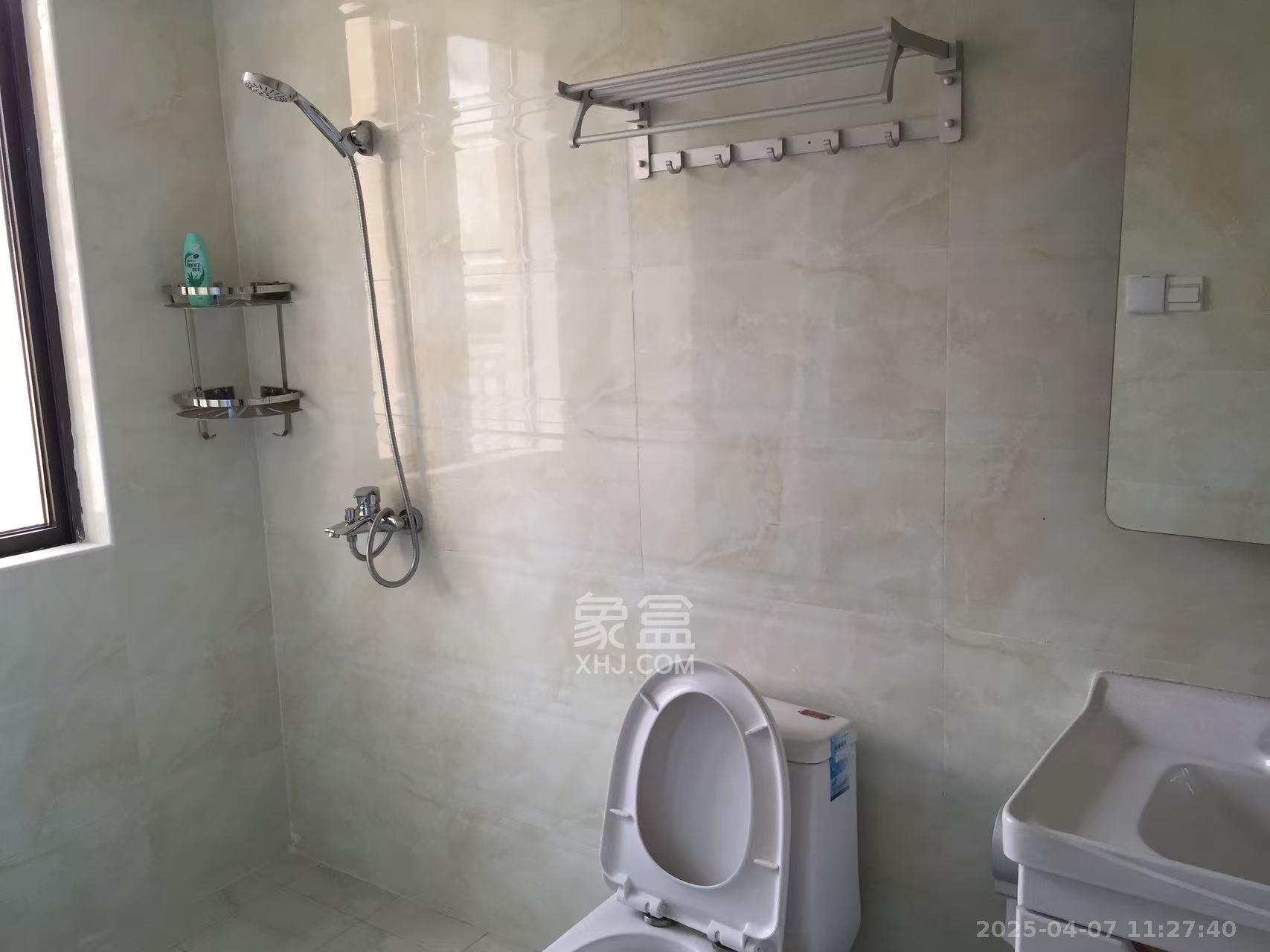 湘诚德峰小区C区 4室2厅2卫 4500.0元/月 湘诚德峰小区C区 4室2厅2卫 4500.0元/月室内图