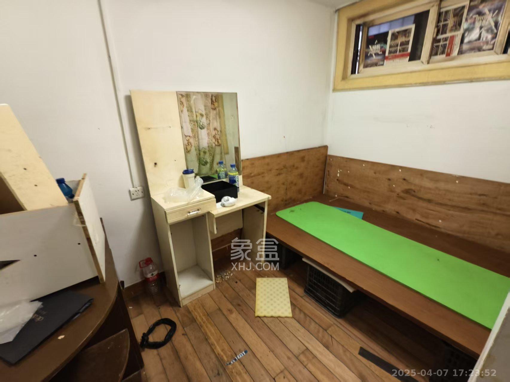 大众公寓(人人家宿舍)  3室1厅1卫    2000.0元/月 大众公寓(人人家宿舍)  3室1厅1卫    2000.0元/月