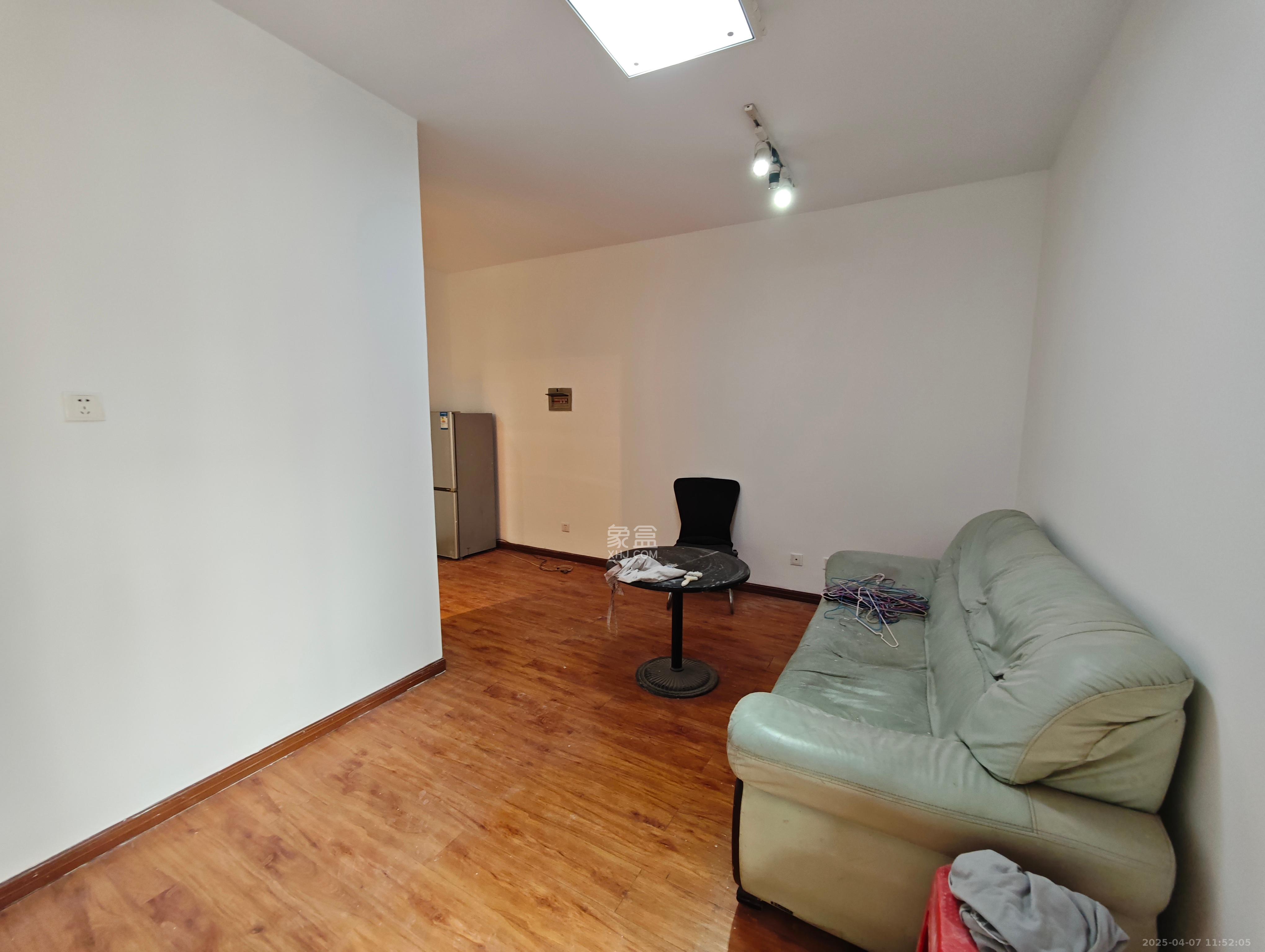 金领家族 1室1厅1卫 1400.0元/月 金领家族 1室1厅1卫 1400.0元/月室内图