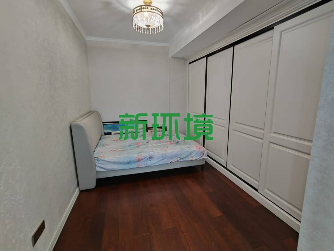 丽景天下二期  5室2厅2卫   205.00万客厅