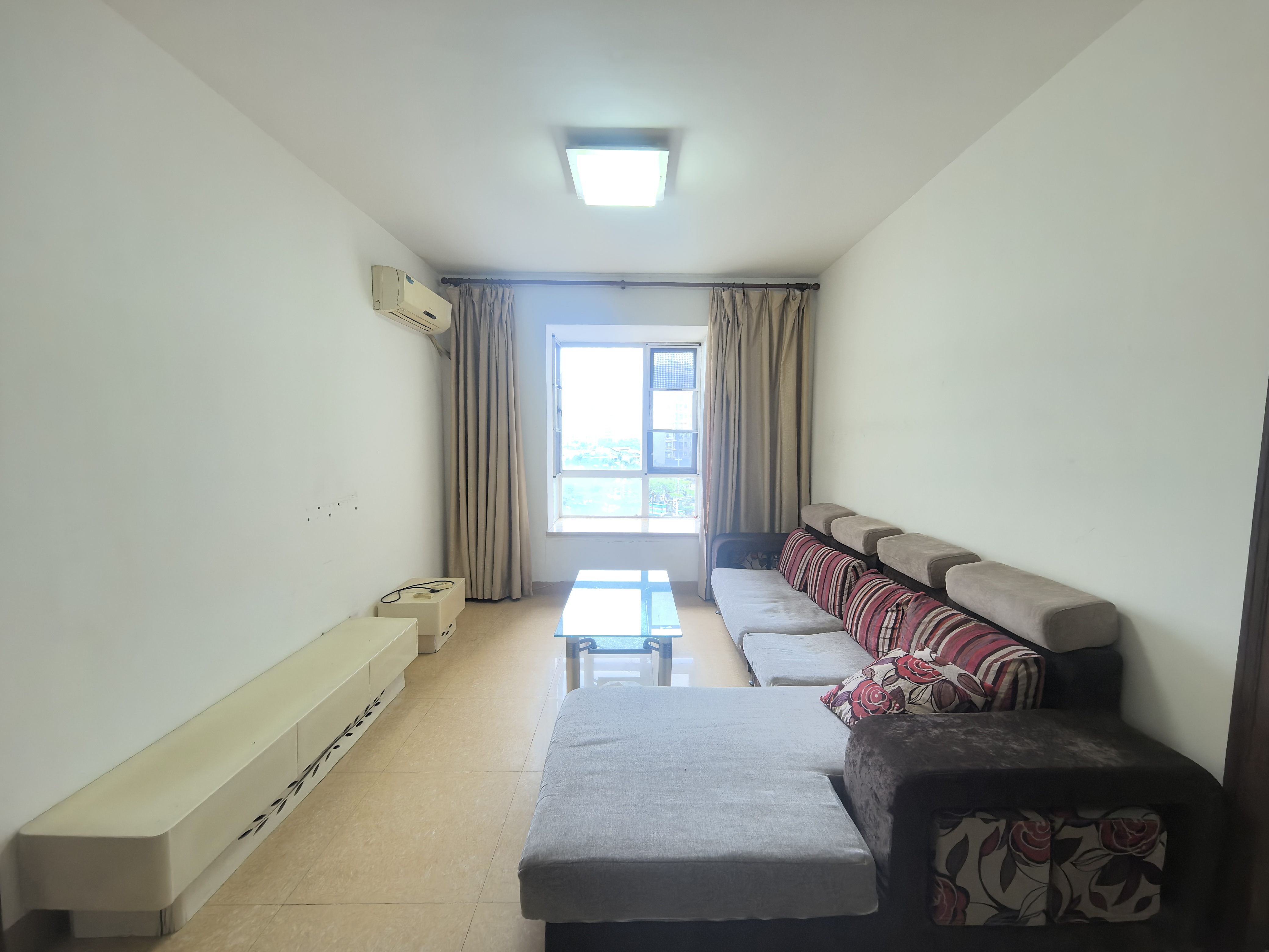 金域湾畔 1室1厅1卫 105.0万 金域湾畔 1室1厅1卫 105.0万客厅