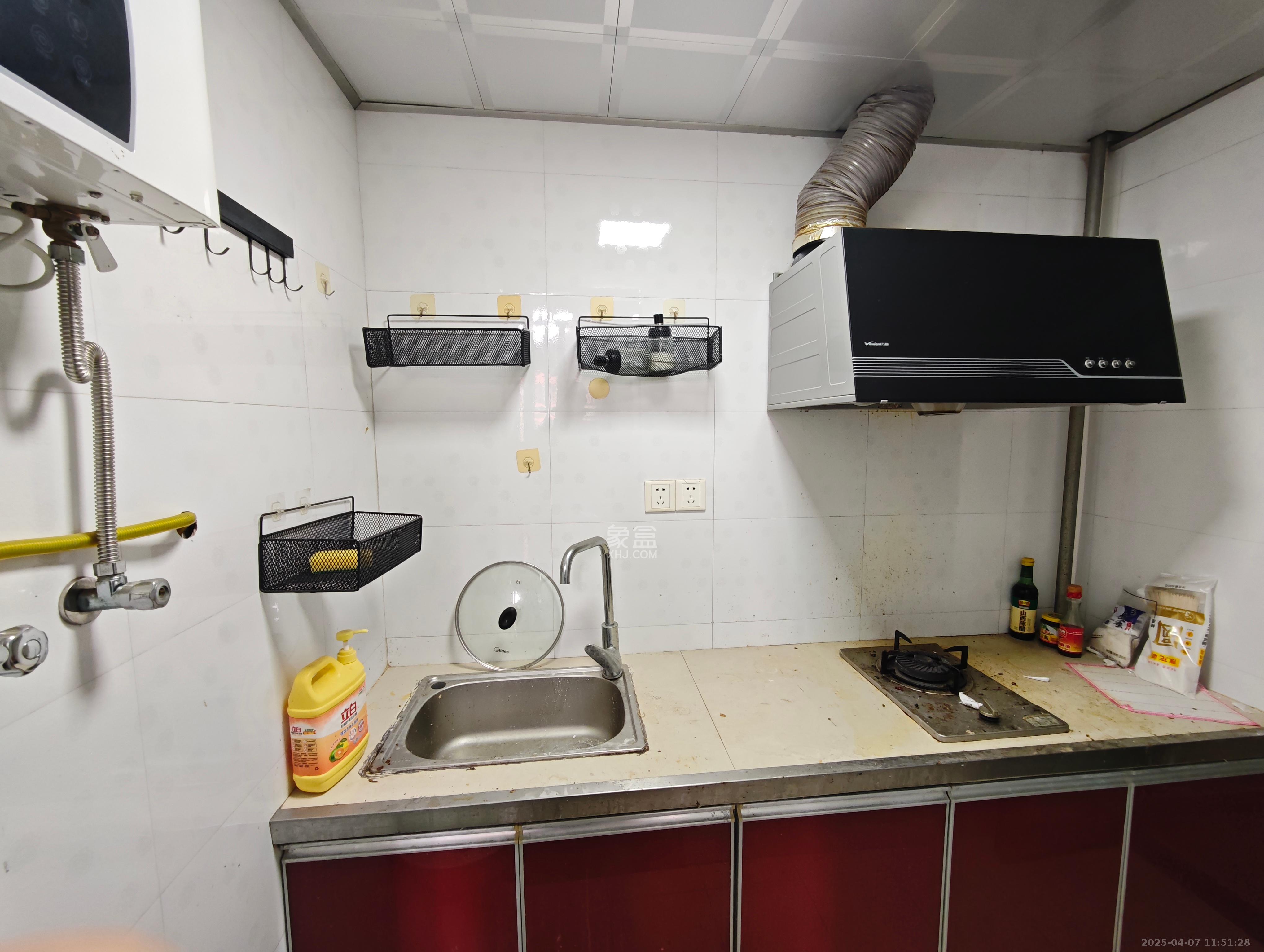 金领家族  1室1厅1卫    1400.0元/月 金领家族  1室1厅1卫    1400.0元/月