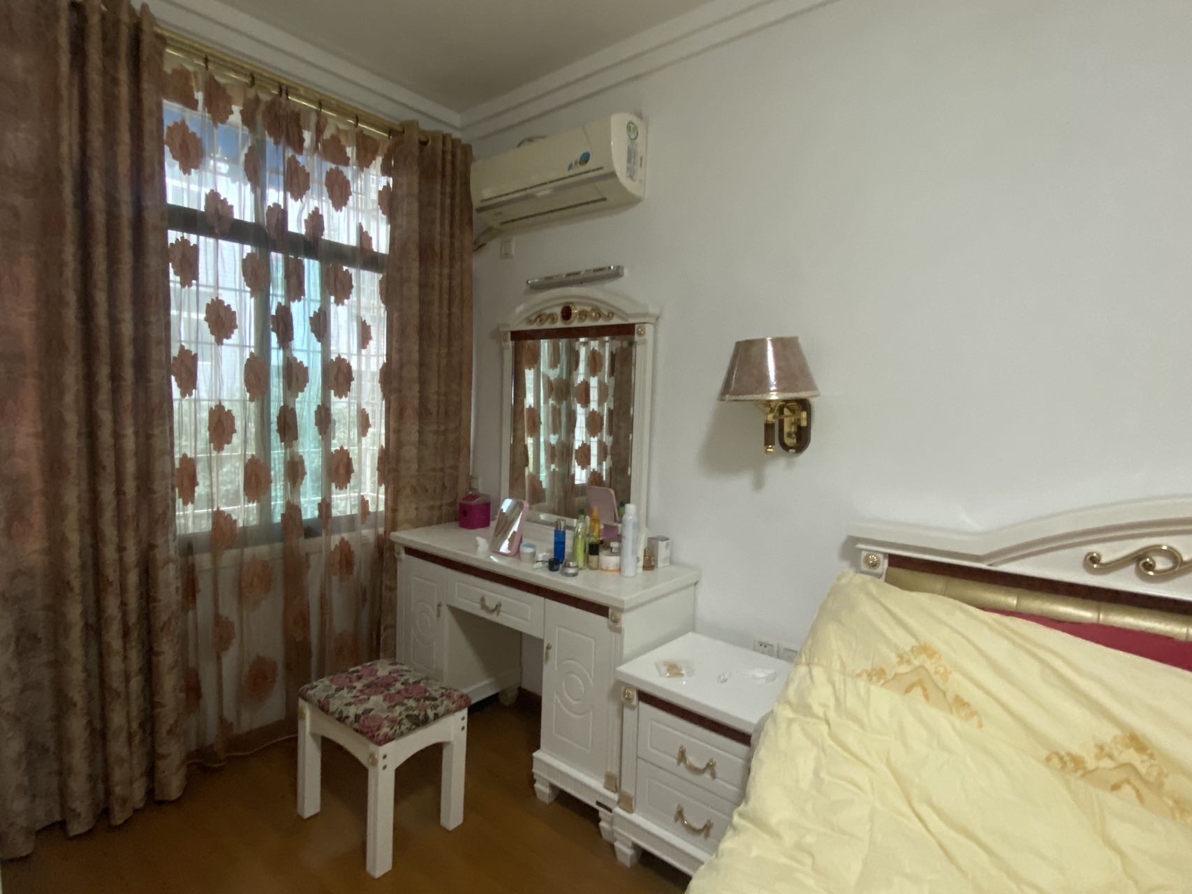 国税局家属院  4室2厅2卫    82.8万 国税局家属院  4室2厅2卫    82.8万客厅