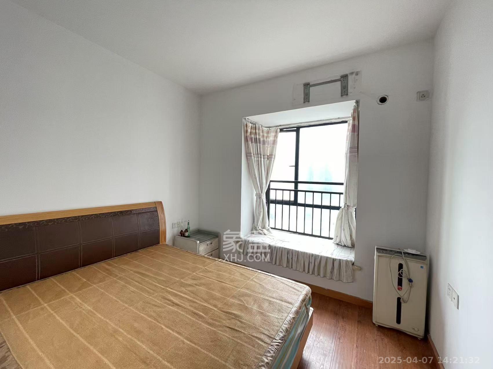 山水华景 3室2厅2卫 2500.0元/月 山水华景 3室2厅2卫 2500.0元/月室内图