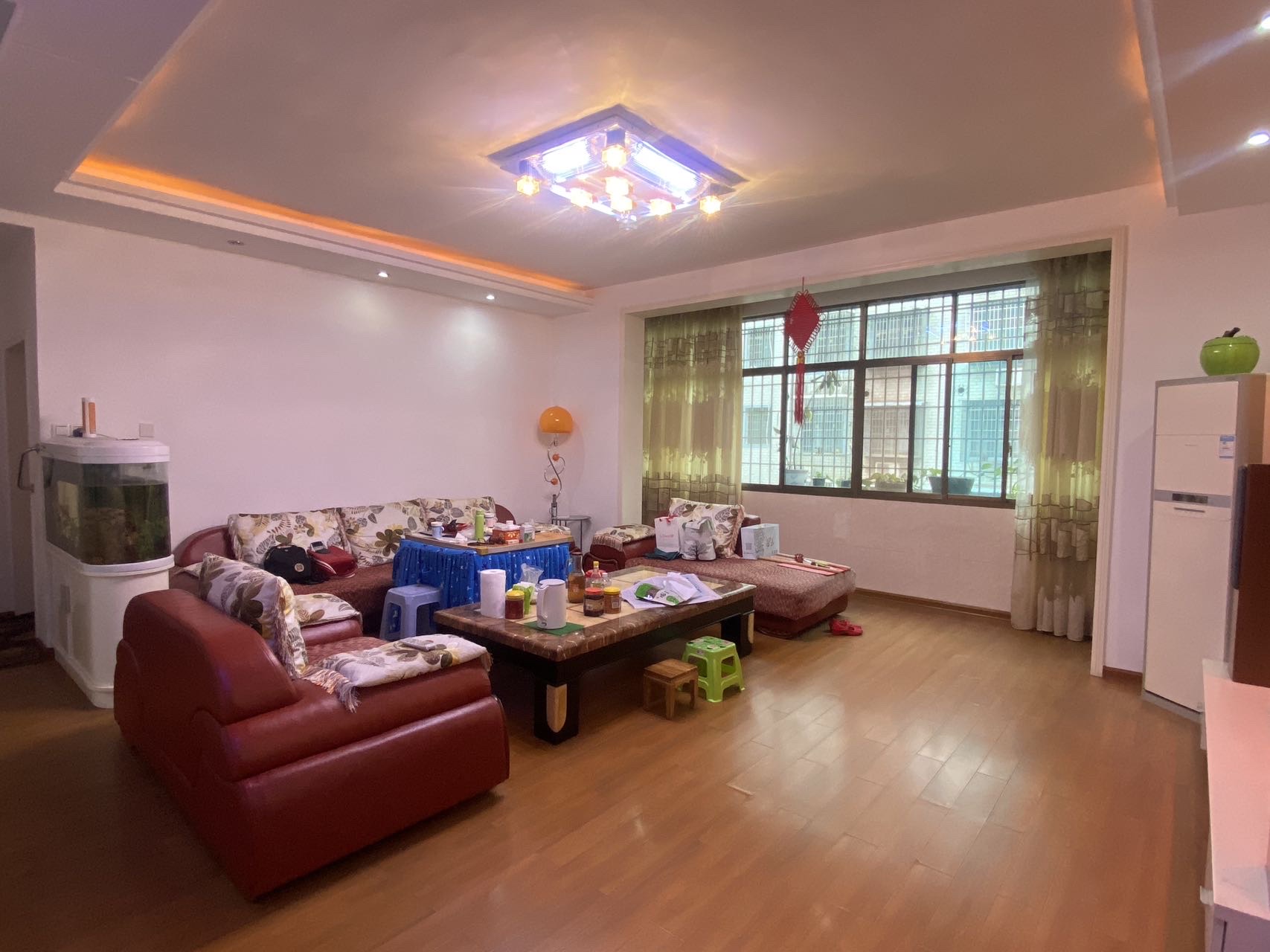 国税局家属院  4室2厅2卫    82.8万 国税局家属院  4室2厅2卫    82.8万客厅