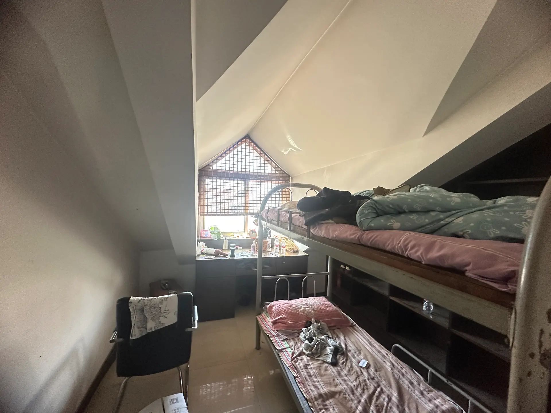 人和小区  4室2厅2卫   118.00万卧室
