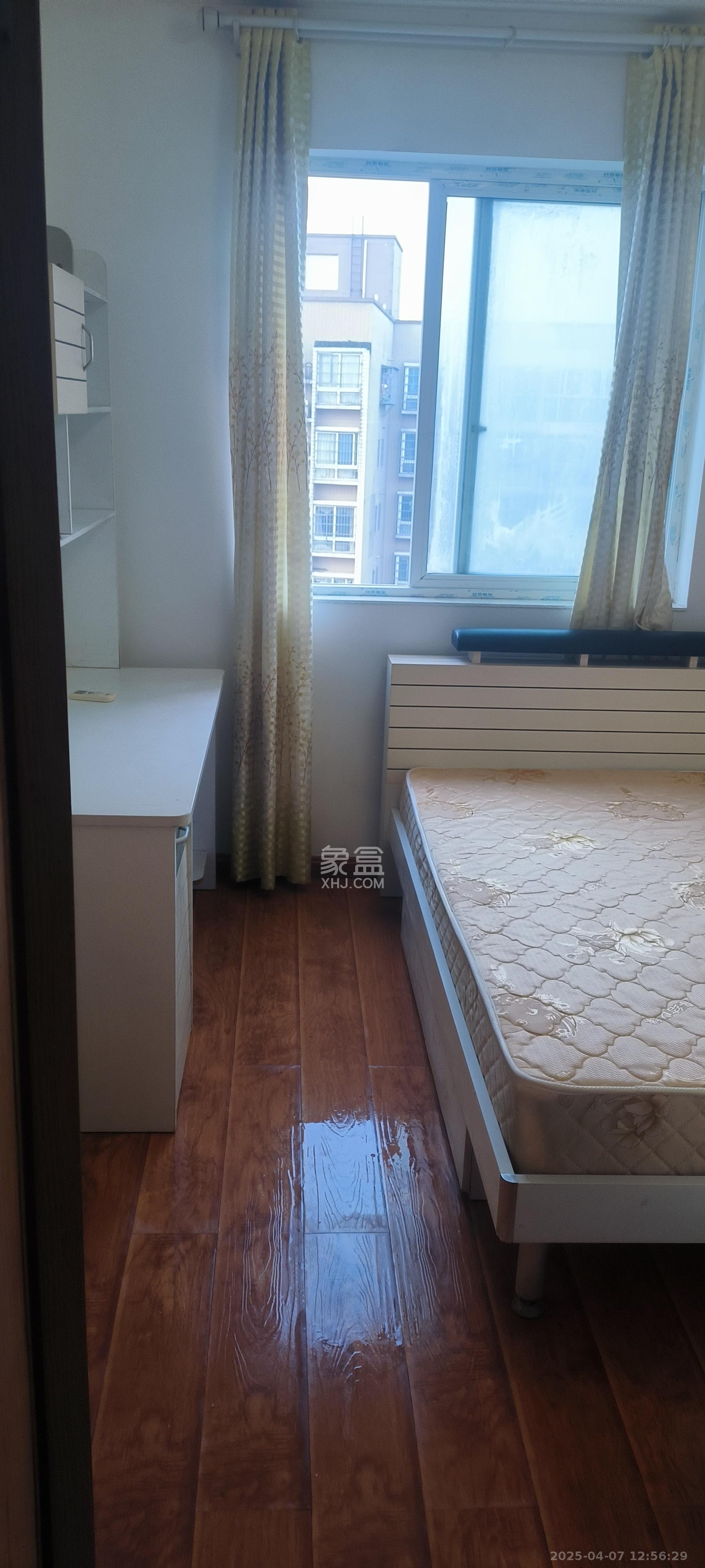 东业苹果社区  2室2厅1卫    1700.0元/月 东业苹果社区  2室2厅1卫    1700.0元/月室内图