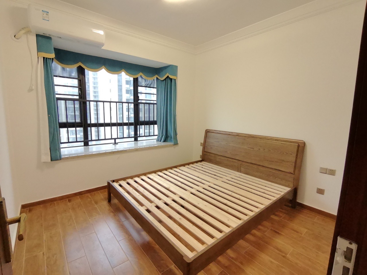 星华海岸城三期 3室2厅2卫 172.0万 星华海岸城三期 3室2厅2卫 172.0万客厅