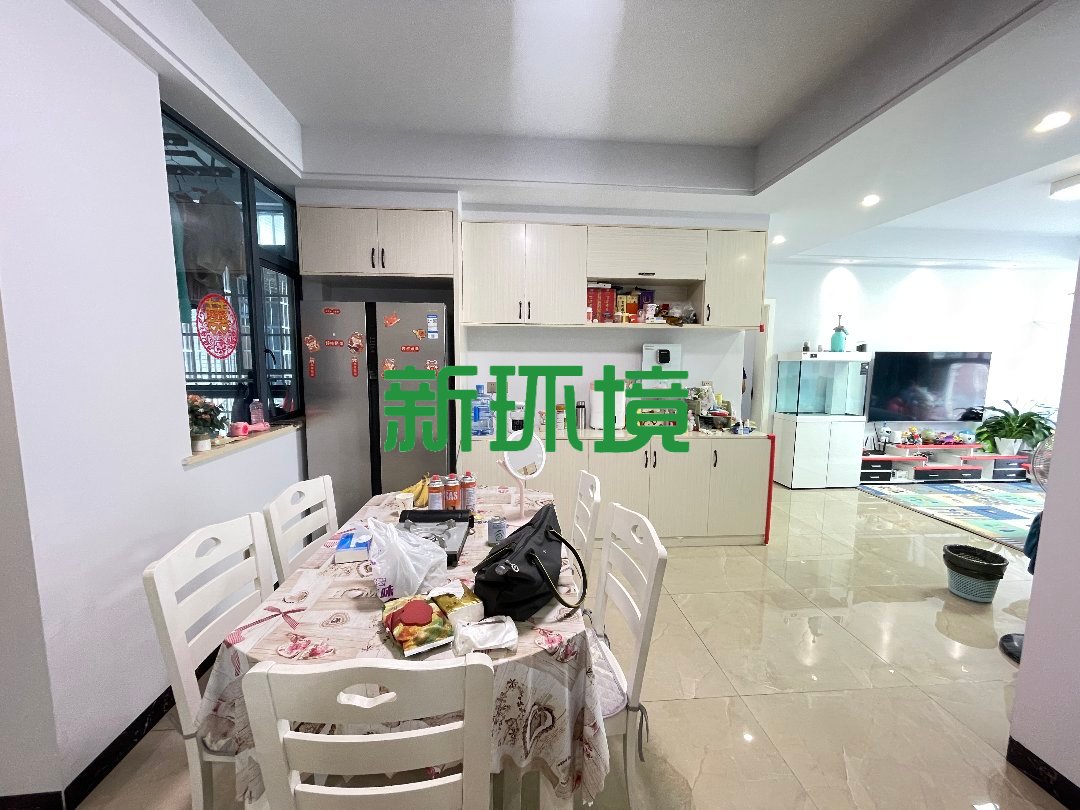 东方明珠  3室2厅2卫   65.00万客厅