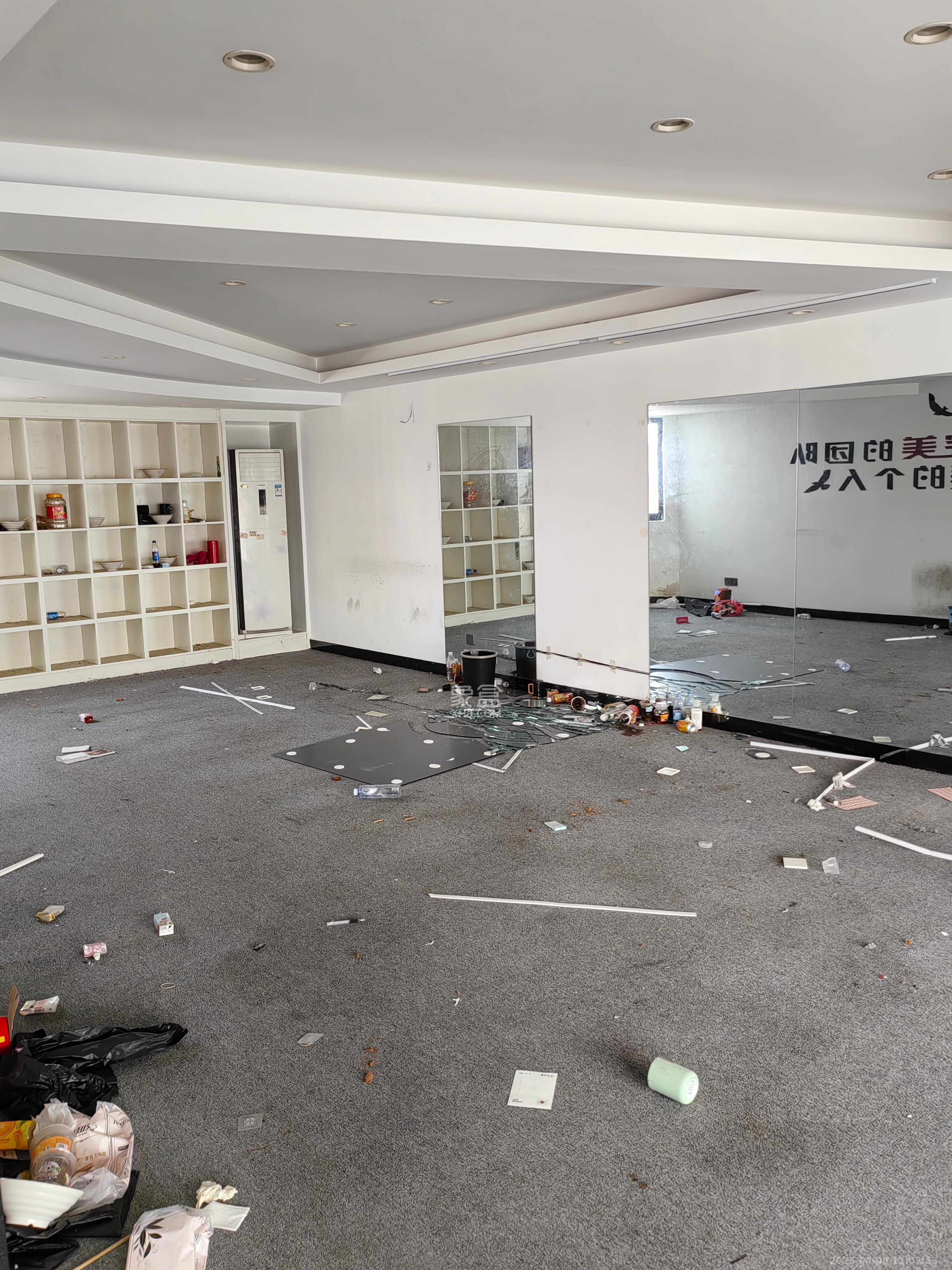 湘江世纪城富湾国际  6室3厅2卫    13500.0元/月 湘江世纪城富湾国际  6室3厅2卫    13500.0元/月