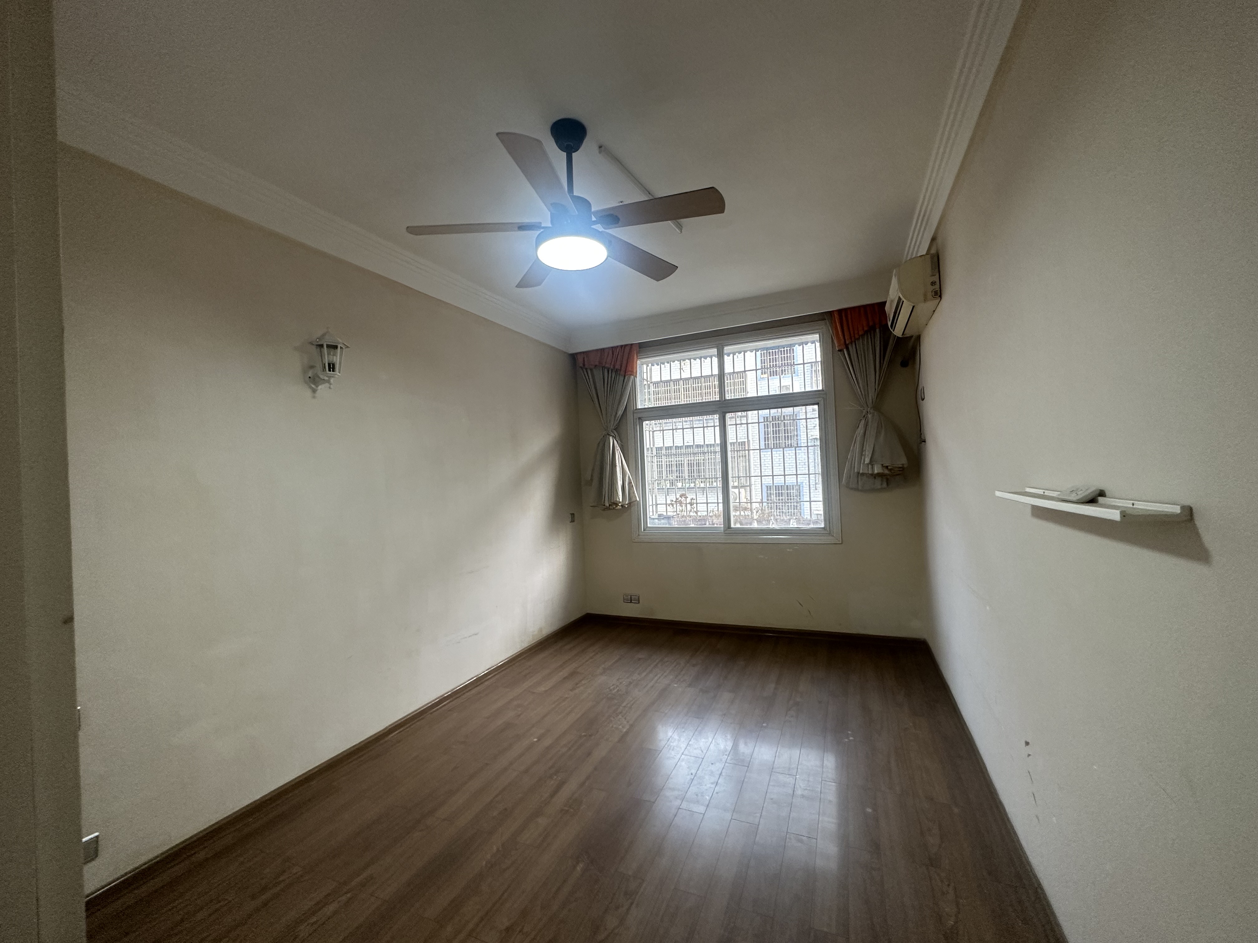 国税局家属院  4室2厅2卫    68.8万 国税局家属院  4室2厅2卫    68.8万客厅